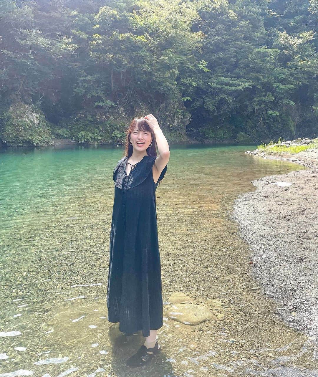木村カレンのインスタグラム：「🏞 私は泳げないので川遊びは超浅瀬限定エンジョイです。 . . #夏 #夏休み #川遊び #かなづち」