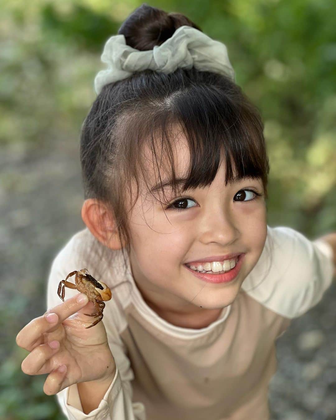 のインスタグラム：「☀️  最後の川遊びの日はカニと小魚、タニシとオタマジャクシを見つけました☀️  川の水が冷たくて最高に気持ちが良かった🩵  また来年も川遊びしたいな👍🏻  ほん怖観てくれてありがとうございました🙏🏻👻  #川遊び #カニを見つけた #アレン明亜莉クレア #2年生」