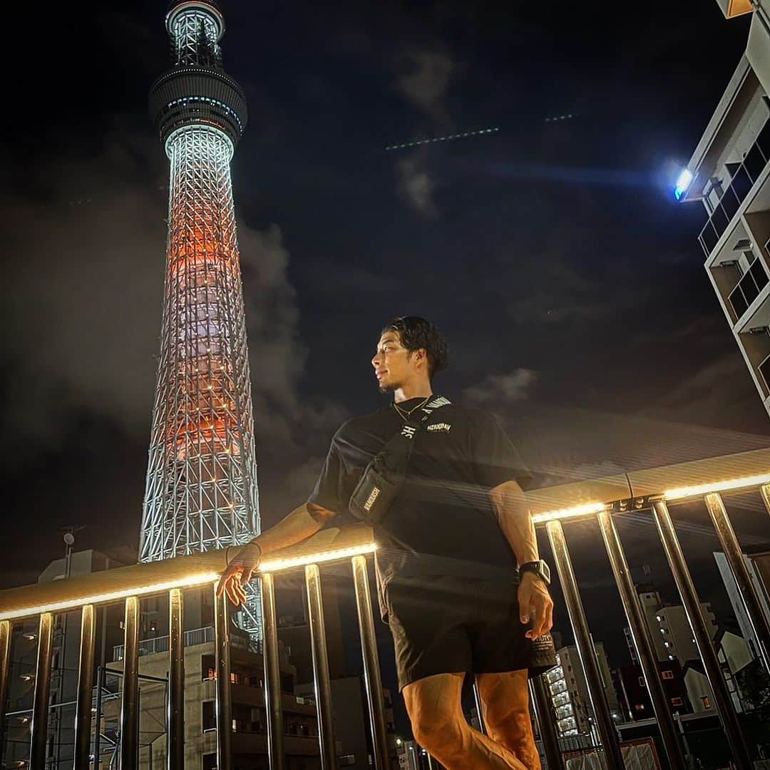 大山大輔のインスタグラム：「人生初のスカイツリーと浅草を観光してきた！！ 東京住み始めて10年以上経つのに一度も行ったことなったので少し感動🥹❤️  たまには息抜きも必要だな☺️  #スカイツリー #浅草 #雷門 #観光スポット #パーソナルトレーナー #パーソナルトレーニング #夜景 #フィットネスモデル #fitnessmotivation #fitnessmodel #workout」