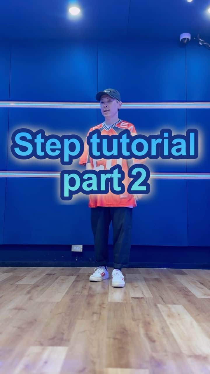 SHUHOのインスタグラム：「Step tutorial 👣 part 2 of 4🫡 (2 more coming for last combo)  Save and wait a next👍❤️  #dancetutorial #housedance #streetdancer #housedancer #dance #adidas #supreme #footwork #fashion #hiphop #step」