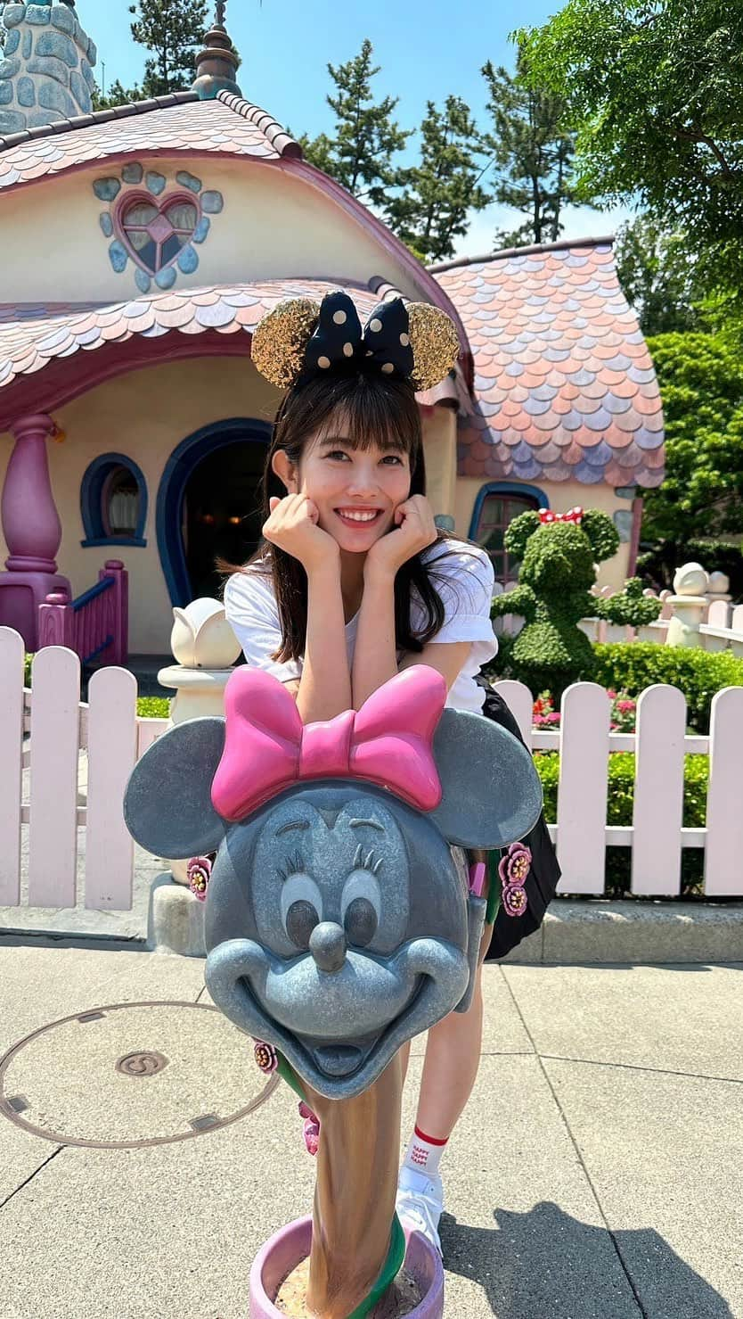 梅山茜のインスタグラム：「夏の想い出🐭🧡 . 4年ぶり？ぐらいに行った夢の国🏰 アホなことばっかりして終始はっちゃけてた🙂 バースデーシール貼ってるんるんでした！ (いつの話🤫)  . #時差投稿#忘れてただけ#リール#作ってもらった #ディズニー#ディズニーランド#東京ディズニーランド #美女と野獣#感動#また行きたい#邦ロック」