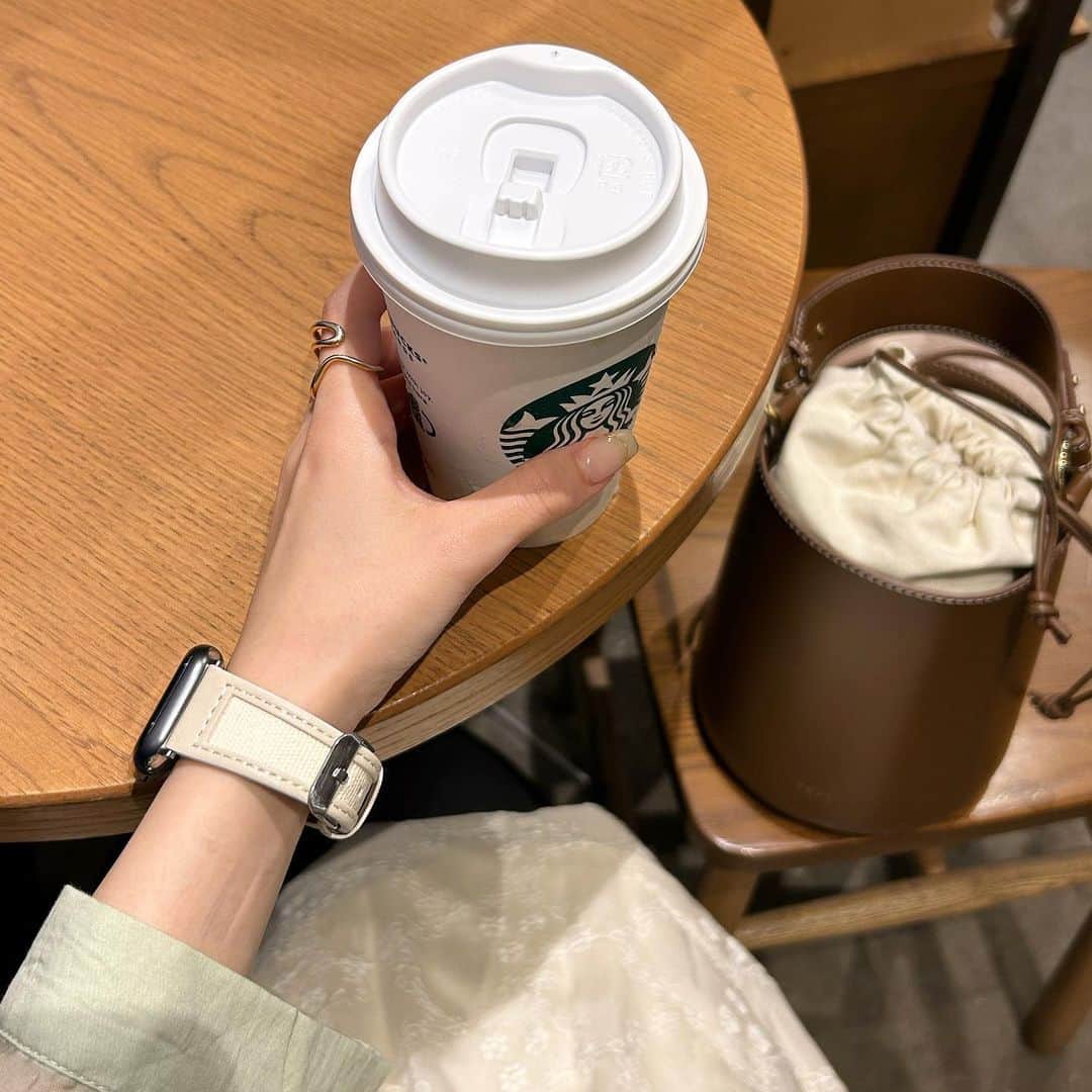 のインスタグラム：「︴𝑠𝑡𝑎𝑟𝑏𝑢𝑐𝑘𝑠 𝑐𝑜𝑓𝑓𝑒𝑒   初めてコールドブリューコーヒー飲んだんだけど すごい美味しくてびっくり👀🤍  さっぱりしたい時ときどきブラックで飲むけど 基本甘いのが好きだからどうかな~と思ってたのだけど 美味しくてまた飲みたい🫶🏻🫶🏻  なんか予定が入ってる前に少し早く出て カフェで1人でゆっくりする時間いいなって最近思う💭 . . . #スタバ #starbucks #コールドブリューコーヒー」