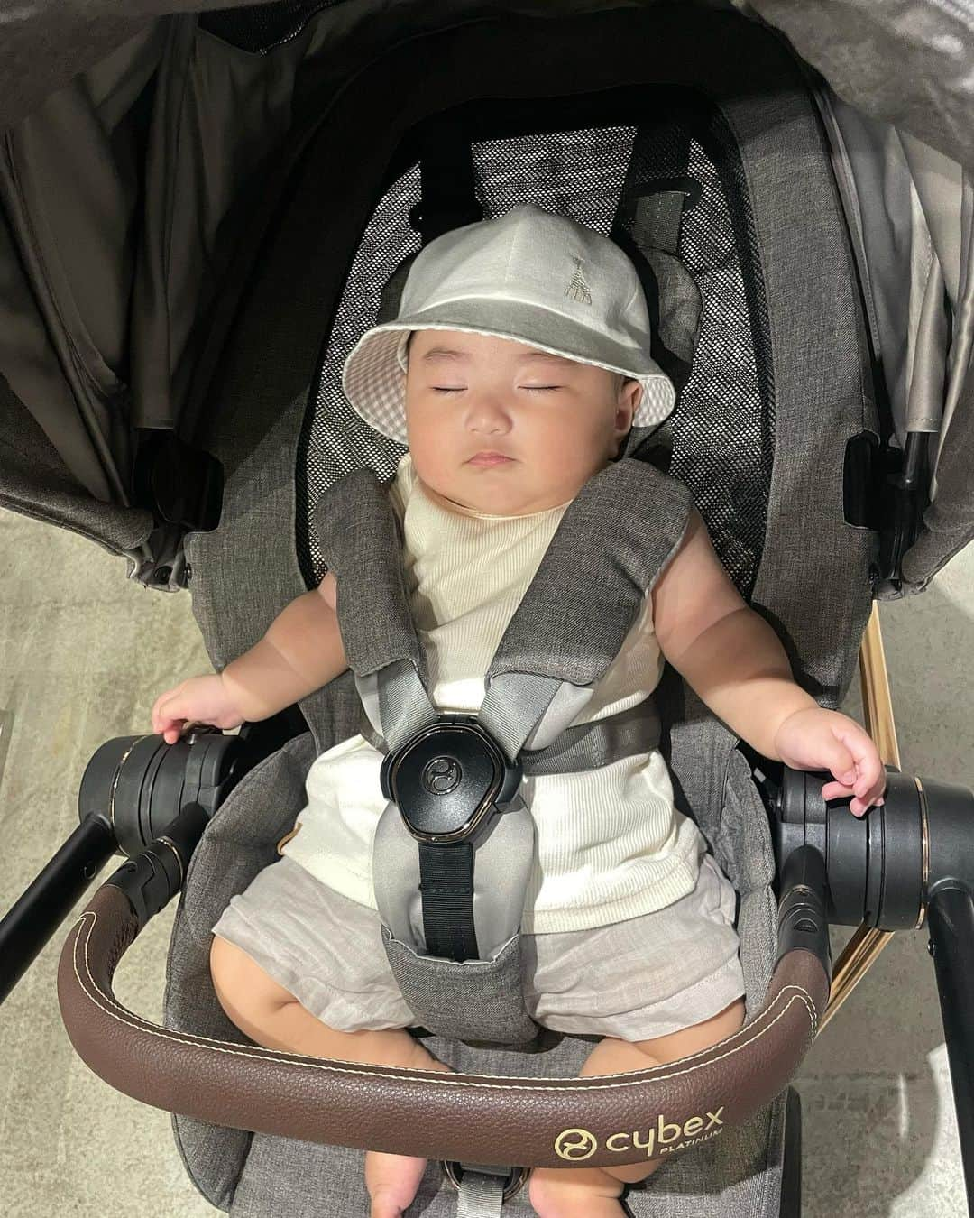 カナさんのインスタグラム写真 - (カナInstagram)「ファーストベビーカーは サイベックスのミオスを選びました👶🏻 @cybex_japan  ローズゴールドのフレームがおしゃれ！🫶🏻  サイベックスミオスのシートは 赤ちゃんの体温調節がしやすい通気性にこだわった エアスルーメッシュシートで蒸し暑い夏でも風を通して涼しくて快適🍃 秋冬はシートクッションを付けてふわふわあったかく🪽  シートを対面と背面に切り替えることができて、 赤ちゃんのお顔を見られるのが嬉しいよ~🥰  角度を4段階に変更できるリクライニングシートは 新生児用のフラットポジションにもできるし、 月齢やTPOに合わせて快適な角度を選べるのも便利だよ🤍  ひとりで簡単にベビーカーの開閉ができたり、 ハーネスを片手で瞬時にフィットさせられたり、 便利で安全🌷  改札を通りやすいスリムな横幅も助かるよ👏🏻 振動にも強くて、段差も楽々だし、 軽快な走行性と操作性で、小回りもバッチリ🩵  #CYBEX_PR #CYBEX #サイベックス #サイベックスミオス #ベビーカー」8月23日 19時16分 - _kana627_