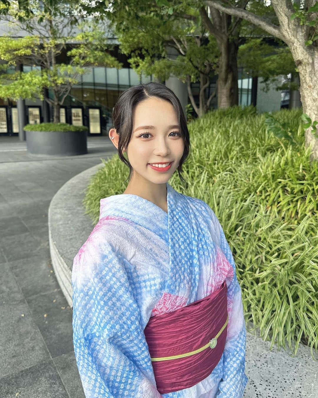 山本瑠香のインスタグラム：「この間、 琵琶湖の花火大会に行ってきました🎆🍧♡  浴衣は水色の総絞りのものを🧊 着付けは今回も お母さんにしてもらいました‼︎  琵琶湖の花火大会行くのは 初めてだったんやけど 奇跡的に良い席で見られて 迫力満点ですごかった！🥰✨ . . . #花火大会 #花火 #夏祭り #夏休み #浴衣 #浴衣コーデ  #浴衣ヘア #浴衣ヘアアレンジ #和服 #琵琶湖 #琵琶湖花火大会」