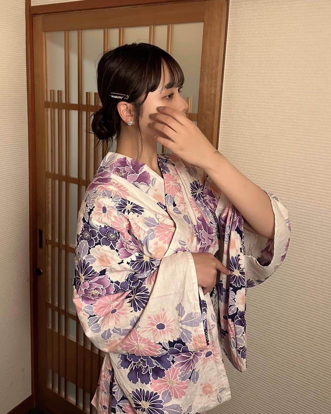 麻生果恩のインスタグラム：「今年の夏は絶対浴衣着たい！  と思っていたので念願の日でした。🍧 浴衣ってやっぱりかわいい😢  花火大会終わって撮った写真だからだいぶ着崩れしてるけど…笑  浴衣姿どうですか？？」