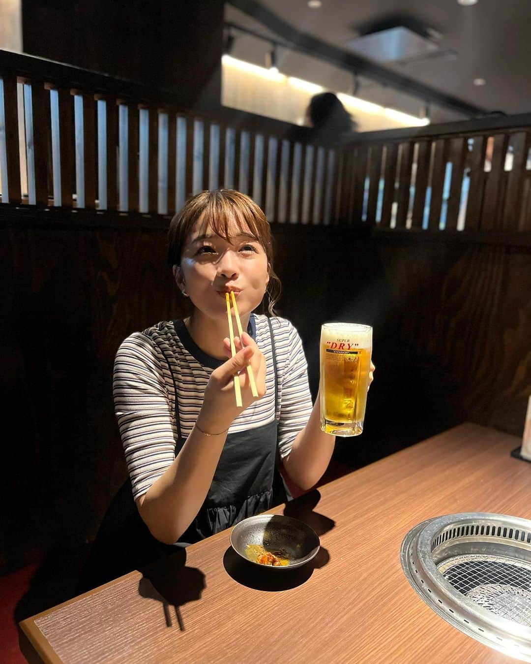 川村茉由のインスタグラム：「幸せの極み🍺  先日うまい！の極みで行った 『焼肉工房やきや 名駅店』✨ ここの名物！地獄ホルモンと ビールが相性良すぎた⭕️  甘めの味噌だれと唐辛子🌶️が たっぷりかかってるホルモン なんだけど、この唐辛子 ピリッとくるくらいで 本当ちょうどいい味付け🥰  また食べに行きたすぎる🥺  そして！先日、、、 うまい！の極みのスタッフの 皆様方に誕生日のお祝いを して頂きました〜😍🤩👏  おいしいビールとおいしい食事に 楽しすぎるスタッフさんたち☺️ 毎度こんな幸せなロケを させて頂けて感謝です❤️  毎週火曜日22時57分〜 CBC『うまい！の極み』 見てね🍻  #うまいの極み #cbc #アサヒ #アサヒスーパードライ #スーパードライ #生ビール #ビール女子 #やきや名駅 #焼肉工房やきや #焼肉 #ホルモン #名古屋駅」