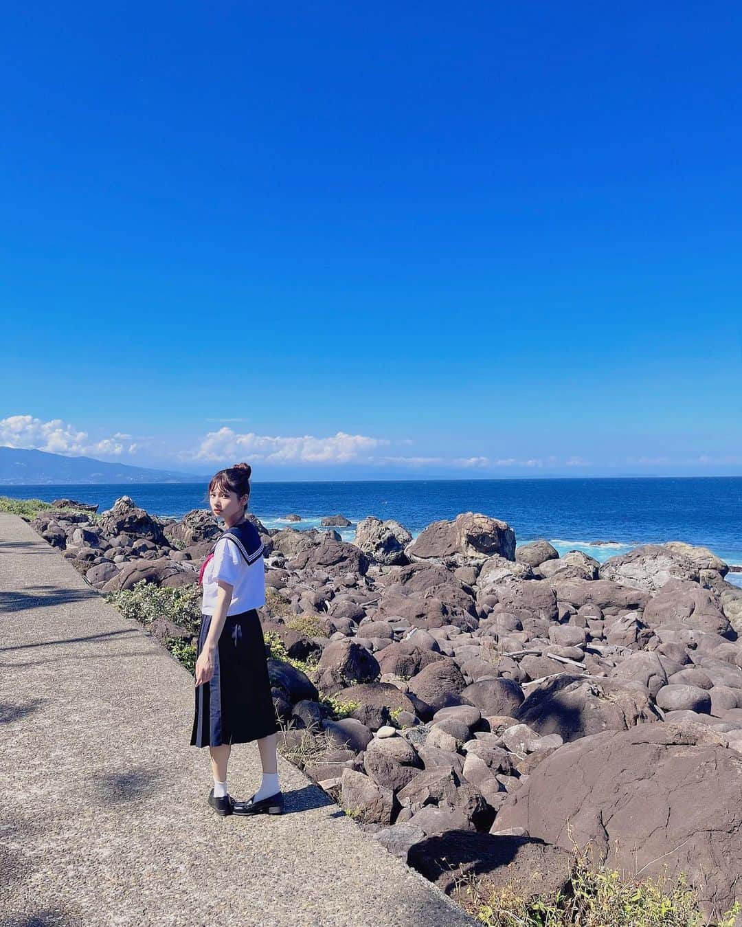 鹿目凛さんのインスタグラム写真 - (鹿目凛Instagram)「楽しい夏をお裾分け🌻  夏っぽいことした〜？  #でんぱ組inc #鹿目凛 #ぺろりん #アイドル #制服 ＃セーラー服 #静岡 #熱海 #初島 #川 #海 #夏」8月23日 19時11分 - kaname_rin