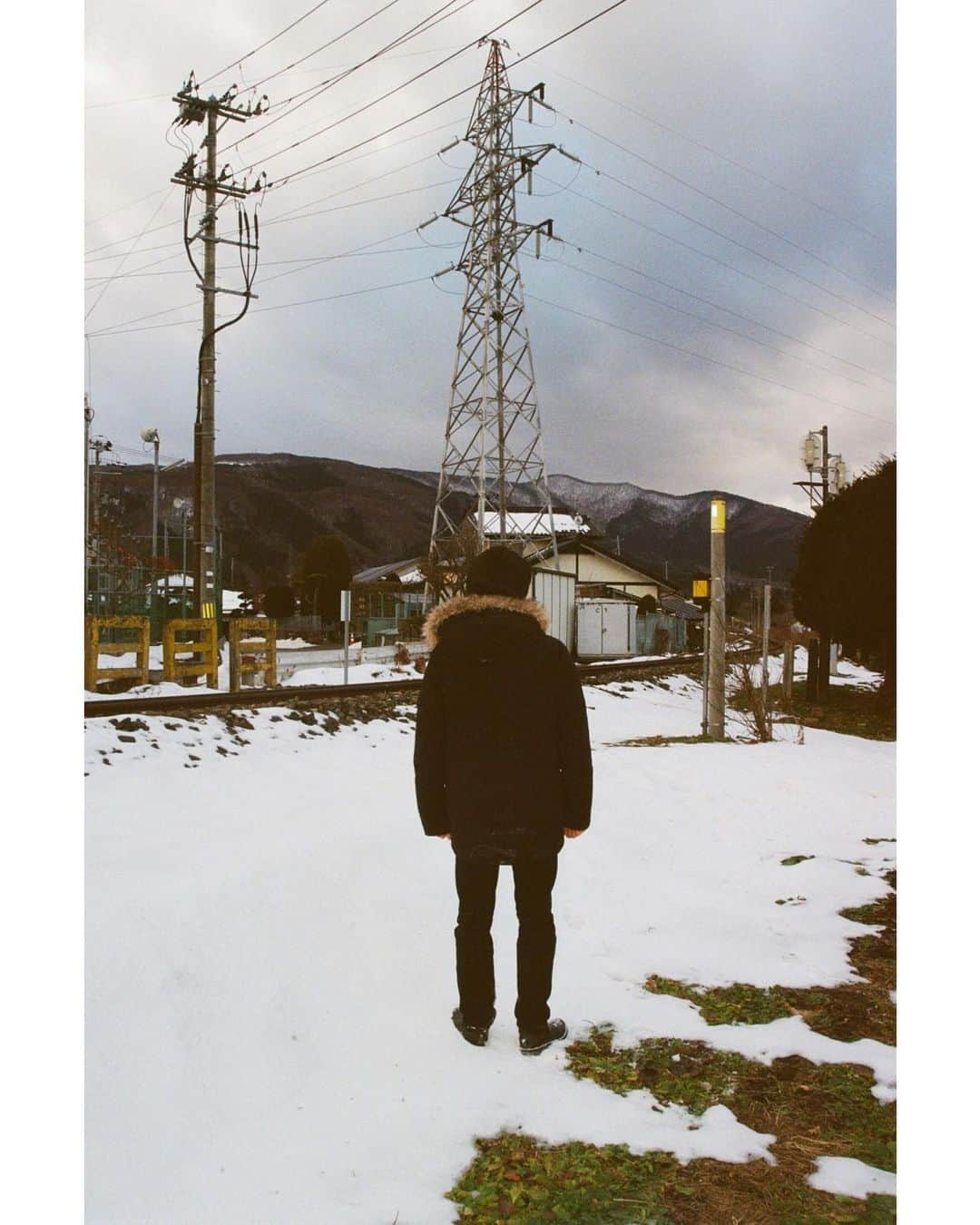 信岡麻美さんのインスタグラム写真 - (信岡麻美Instagram)「俳優の藤原季節さん @kisetsu_fujiwara の書籍"めぐるきせつ"表紙と中ページの写真を撮影しました。冬の遠野、春の多摩で。数少ない同い年、19歳で出会ってお互い紆余曲折。彼の半生を振り返った本ですが、自分の20代最後の日に撮影だったことも相まって個人的には大変思い出深い旅でした、ありがとう。出版おめでとう🕊✴︎」8月23日 19時12分 - asmnbok