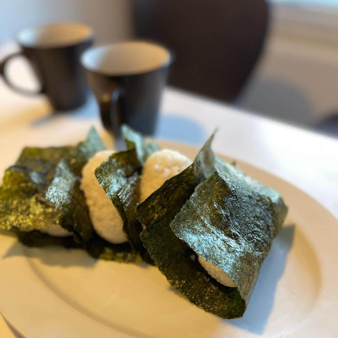 行正り香さんのインスタグラム写真 - (行正り香Instagram)「デンマークのごはん特集。何を食べても洗練されていて、美味しいです。でもたまにはご飯も食べたくなり、アパートではおにぎりも作って、お味噌といただきました。(^^)#rikayukimasa #行正り香#denmark」8月23日 19時13分 - rikayukimasa