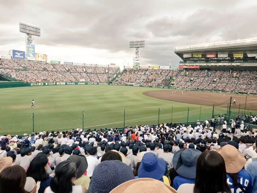 藤岡幸夫さんのインスタグラム写真 - (藤岡幸夫Instagram)「甲子園決勝、アルブススタンドで 応援してきました🥰最高🔥  先輩の千住明さん（VIVANT の音楽最高🥰）と👍  野球部の皆さん、素晴らしい時間をありがとうございました🥰🥰  因みに先輩の音楽家・作曲家には若杉弘、舘野泉、吉松隆、千住明、松任谷正隆他、素晴らしい方々がいらっしゃいます😀  冨田勲・林光・小林亜星の３人の方々は同級生でしかもクラスメイトだったと聞いてびっくり🥰 作詞家の松本隆さんも先輩です👍  俳優・歌手・作曲家では加山雄三さん❗  中学時代に大学野球の早慶戦の応援でトランペットを吹いていたら打撃練習で凄い打球が近くに何度も飛んで来た。打者は後の阪神岡田選手だった🤣  #慶應義塾高校」8月23日 19時13分 - sachio_fujioka