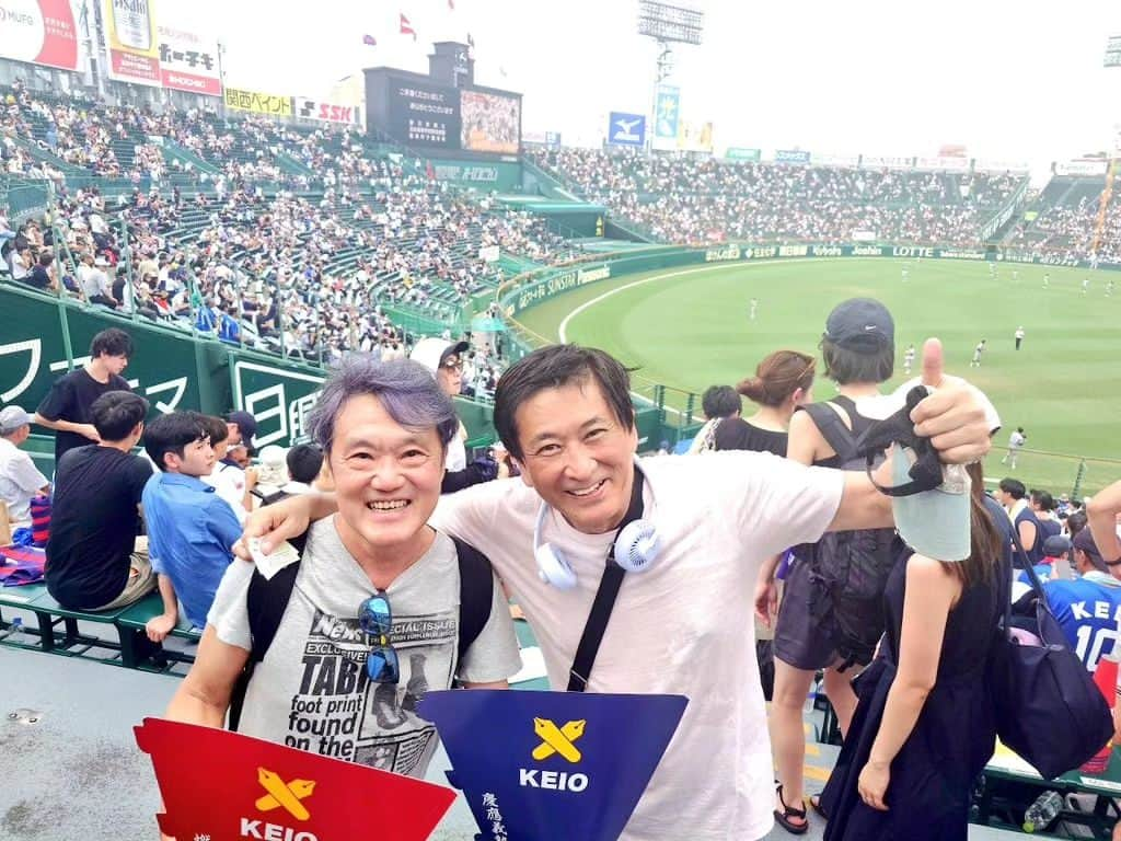 藤岡幸夫さんのインスタグラム写真 - (藤岡幸夫Instagram)「甲子園決勝、アルブススタンドで 応援してきました🥰最高🔥  先輩の千住明さん（VIVANT の音楽最高🥰）と👍  野球部の皆さん、素晴らしい時間をありがとうございました🥰🥰  因みに先輩の音楽家・作曲家には若杉弘、舘野泉、吉松隆、千住明、松任谷正隆他、素晴らしい方々がいらっしゃいます😀  冨田勲・林光・小林亜星の３人の方々は同級生でしかもクラスメイトだったと聞いてびっくり🥰 作詞家の松本隆さんも先輩です👍  俳優・歌手・作曲家では加山雄三さん❗  中学時代に大学野球の早慶戦の応援でトランペットを吹いていたら打撃練習で凄い打球が近くに何度も飛んで来た。打者は後の阪神岡田選手だった🤣  #慶應義塾高校」8月23日 19時13分 - sachio_fujioka