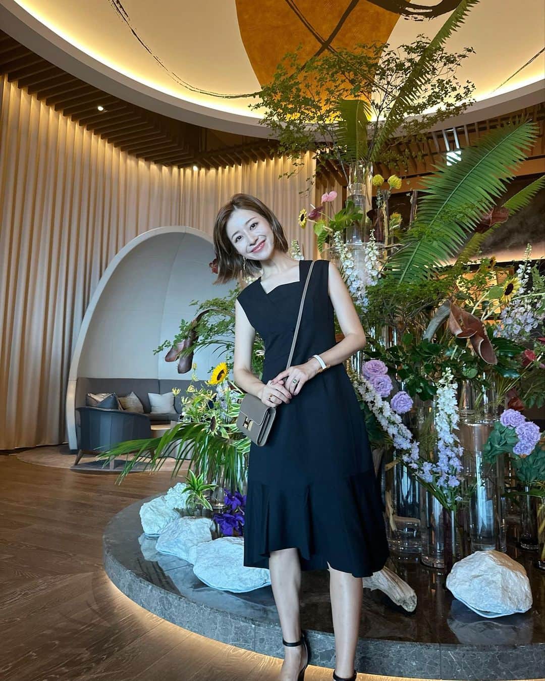 水野佐彩のインスタグラム：「・ 娘カメラ📸  6年記念に家族でランチ👨‍👩‍👧🤍  本当にいろんなことがあった6年だし 他人との共同生活はやはり簡単じゃない。 結婚は忍耐と言ったものだとよく思う。笑 でも私はこのチーム(家族)が大切だし この小さいようで特大の幸せな日々を守るために これからも母ちゃん頑張ります❣️  お洋服は @chenon_official」