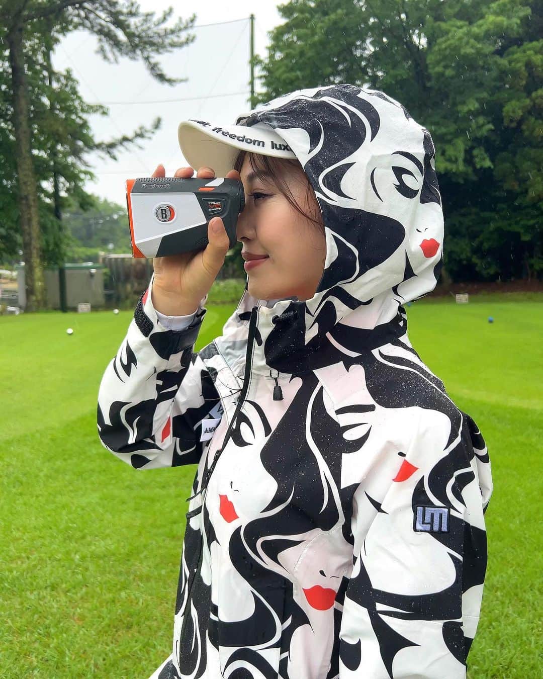 高橋としみのインスタグラム：「いつも愛用してる　@bushnellgolf.jp のレーザー距離計 7月に新しく発売された⛳️ #ピンシーカーツアーv6シフトジョルト  を、最近使ってます🥰 軽くて覗きやすくて、画面も見やすい！！  完全防水だから雨の日も気にせず使ってます☔️ でも1番はやっぱり早く計れること！ 心配性だから間違わないように 毎回3回くらい計ってるんです（笑） でも早いから大丈夫🙆‍♀️🙆‍♀️  一度試してみて👍✨  レインウェア　@loudmouth_japan_official   #ゴルフ#ゴルフ女子#ゴルフ好きな人と繋がりたい #ブッシュネルゴルフ #ブッシュネル#pr」
