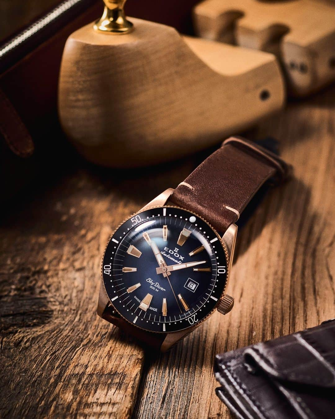 エドックスのインスタグラム：「#スカイダイバーコレクション SKYDIVER DATE AUTOMATIC LIMITED EDITION  スイス軍のパラシュート部隊のために極秘に作られたミリタリーウオッチの復刻コレクション。  経年変化が楽しめるブロンズ素材をケースに採用したモデル。時を刻むにつれて、自分色に変化した時計への愛着はより一層深まります。  ___ #EDOX #エドックス #高級腕時計 #防水時計 #ミリタリーウォッチ  #パイロットウォッチ #限定時計 #swissmade #swisswatch #thewaterchampion」