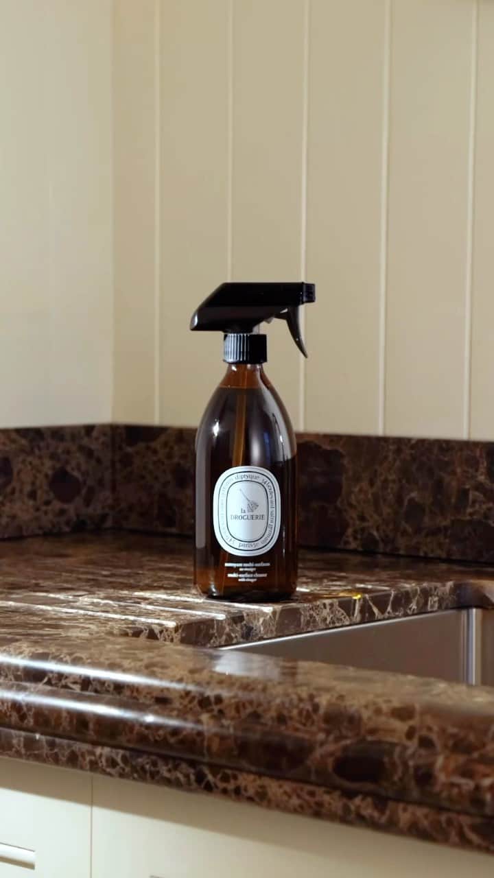 ディプティックのインスタグラム：「The scent of cleanliness… La Droguerie’s multi-surface cleaner fills the home with the sweet scent of vinegar combined with lavender, cedar and fig tree accords. Ecocert-certified, and in a refillable glass bottle, it’s the ideal household cleaning companion. #Diptyque #home」