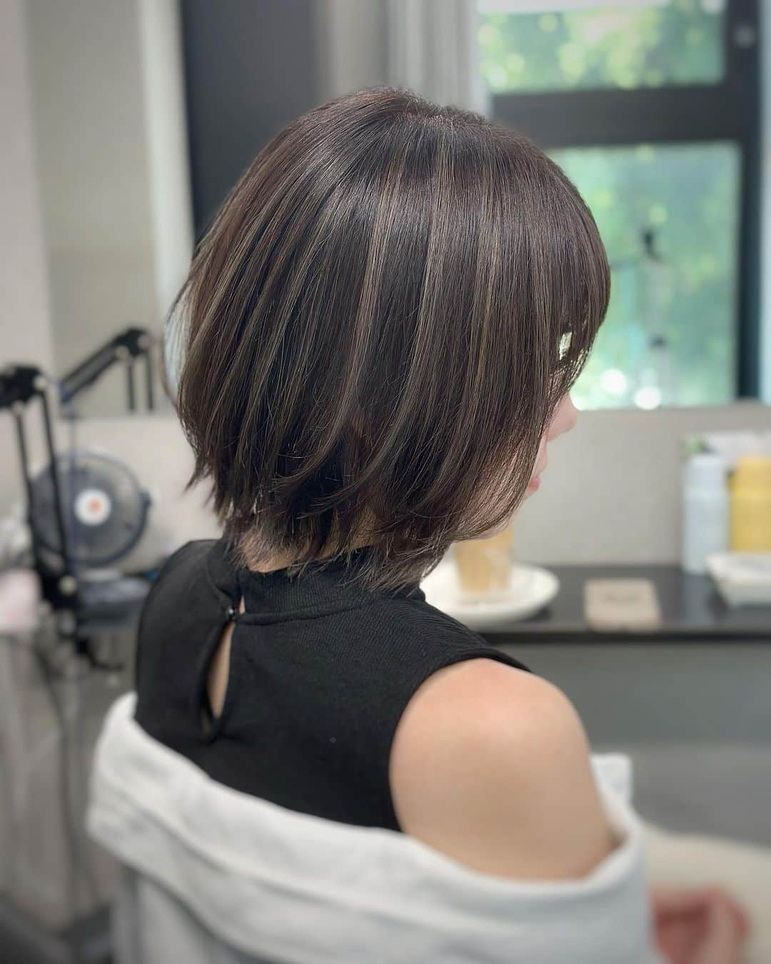 【高砂・美容師】平岡歩 ヘアアレンジ hairarrangeのインスタグラム：「姫路のハイライトカラー迷子を救う人🥇 平岡あゆみと申します🙇‍♂️ ハイライトカラーと白髪ぼかしハイライトを 専門的に行っております✨  ハイライトカラーや白髪にお悩みの方は是非 他の投稿もご覧下さい😊 他の投稿はこちら💁‍♀️【@ayumi_hiraoka 】  ご予約はLINE又はDMから承っております LINEはこちらのID検索お願い致します💁‍♀️【@183ihoos】  ⚠️ハイライトでこんな悩み、経験はございませんか？ ⁡ 😞ハイライトしたけどよくわからない 😞ハイライトが太すぎて虎柄みたいになった 😞ハイライトが白髪みたいになった 😞ハイライトが何故か思い通りになった事がない ⁡ これらのお悩みや失敗には全て理由があって、例えばよくわからないハイライトは、カラーを塗る際の塗り分けの仕方が間違っていたり、ハイライトが太いのはハイライトの入れ方に工夫がなかったり、僕自身もまだ経験が浅い頃全てを経験した事がありました（その頃お越し頂いてたお客様すみません🙏）ですが失敗を糧にお客様に必ず喜んで貰える様になりたいと、10年以上の美容師人生をかけ、その術を学び、考え、習得して参りました✨ ⁡ 他のハイライトカラーも是非ご覧下さい👇 @ayumi_hiraoka ⁡ ハイライトに挑戦したいけど綺麗になるのか不安と言う方、その不安は僕の前では絶対に安心に変わるので、お悩みの方は是非ご相談ください☺️ ⁡ ハイライトは特殊な技術故に誰でも出来る技術ではございません🙅‍♂️難しい技術で、お客様の現在の髪状態や施術履歴にも非常に影響されるので、先ずは一度予約ご相談用 LINEからご相談ください🙏 難しい技術の為、1度のご来店では出来ない場合もあります、その際はどうすれば出来る様になるのか計算してプランをお伝え致しますのでご安心ください🙇‍♂️ ⁡ が【ハイライトをお考えの方へ💇‍♀️✨】 ハイライトをする時は… ▶︎色味 グレーorグレージュorブラウンorベージュor暖色 ▶︎明るさはどのくらい 暗めor明るめor明るすぎず暗すぎず？ ▶︎ハイライトの太さのイメージ 太めor細め？ ▶︎どういうイメージにみられたい？ カジュアル系orギャル系？ この4つを元に選ぶと美容師さんにも伝わりやすので是非ご参考下さい💁‍♀️ 僕が担当させていただく場合はこの項目を元にしっかり安心できるカウンセリングをさせて頂いてから、施術に入るので初めての方も是非ご相談ください😊  詳しくはプロフィールURLの料金表ご覧下さい🙏 【兵庫県姫路市】 ▶︎平岡歩 @ayumi_hiraoka ＿＿＿＿＿＿＿＿＿＿＿＿＿＿＿＿＿＿＿＿＿＿＿ 今まで幸せにさせて頂いた方々の髪はこちら💁‍♀️ ⬇︎⬇︎⬇︎⬇︎⬇︎⬇︎⬇︎⬇︎⬇︎⬇︎⬇︎⬇︎⬇︎⬇︎⬇︎⬇︎⬇︎⬇︎ 《@ayumi_hiraoka》 ＿＿＿＿＿＿＿＿＿＿＿＿＿＿＿＿＿＿＿＿＿＿＿  @slash_lifedesignsalon  株式会社s.l.d  代表平岡歩  SLASHは今年3月に姫路大手前通りに出来た 新しいサロンです✨ ・半個室空間での完全マンツーマン施術 ・豊富なドリンクサービス ・姫路の人気店コラボの日替わり本格スイーツが楽しめる ・無料WiFiがある、充電できる ・待ち時間にサブスクが楽しめる ・思い出に残したくなるような店内 ・リラックスできる半個室のシャンプーブース ・本格的な撮影ブース完備 ・さまざまな最新、話題の美容商材を取り扱っているサロン ・トレンドのデザインを提供しているサロン  髪だけでなくサロンにいる間も楽しめる仕掛けを沢山ご用意しております✨是非旅行気分でお越しください✈️  ⁡ 【お店情報】 営業時間　10時〜20時ぐらい 住所　兵庫県姫路市西二階町121番地2階  【メニュー料金】 カット＋ハイライトカラー＋髪質改善トリートメント 26000〜 カット＋シングルカラー＋髪質改善トリートメント 18500〜 その他メニューはプロフィールのURLからご覧ください😊  【ご予約方法】 LINE 又はDMにて承っております✨ ・料金の事前提示 ・所要時間の事前提示 ・このカラーはどのメニュー選べばいい？ などお気軽にご相談下さい🙇‍♂️  ご予約はこちらのLINEからお願いします♪ LINE ID 【@183ihoos】 LINEのID検索より検索してください 最初の＠マークを忘れずに入れて下さい。 ご質問などはコメントでも可能です🙆‍♀️  #ハイライトカラー #白髪ぼかしカラー  #白髪ぼかしハイライト #白髪を活かすハイライト  #姫路美容室　#姫路美容院　#姫路ハイライトカラー #姫路ハイライト#姫路ヘアカラー　#白髪活かしハイライト #脱白髪染め　#脱白髪染めハイライト」