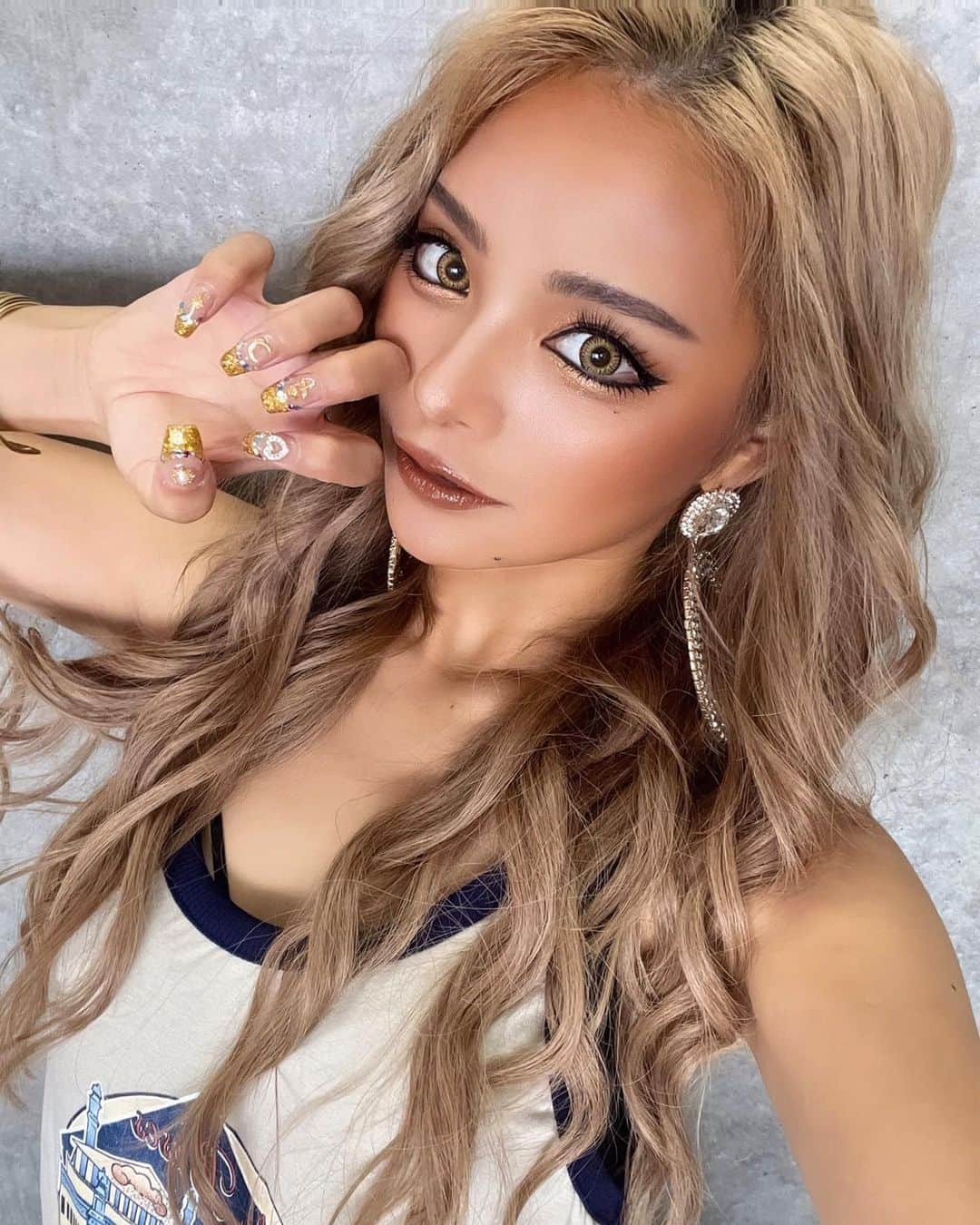小田愛実（まぁみ）のインスタグラム：「newねいるうぅ👑🐝☀️🌈  今回も  @nes.nail 根路銘さんにやってもらったよん 激かわすぎる🌻🌻  @tclinic_sagara 先生に 2回目のポテンツァしてもらった！まっじで肌変わる！🥺 撮影もあるからダウンタイムがないように 浅めにしてもらってるけどそれでも効果わかるし 肌が憧れの陶器肌に近づいてきてる気がする🥹🥹 月1回ポテンツァ受けることにした！しかも @tclinic_shinjuku  自体痛みに配慮してくれるから普通より麻酔の時間を 長くしてくれたりストレスがないように 最善尽くしてくれるからビビリな私には 本当に合ってるの😭ぜひみんな行ってみてね❣️  #ポテンツァ#tclinic #医療#美容#肌治療#ネイル」
