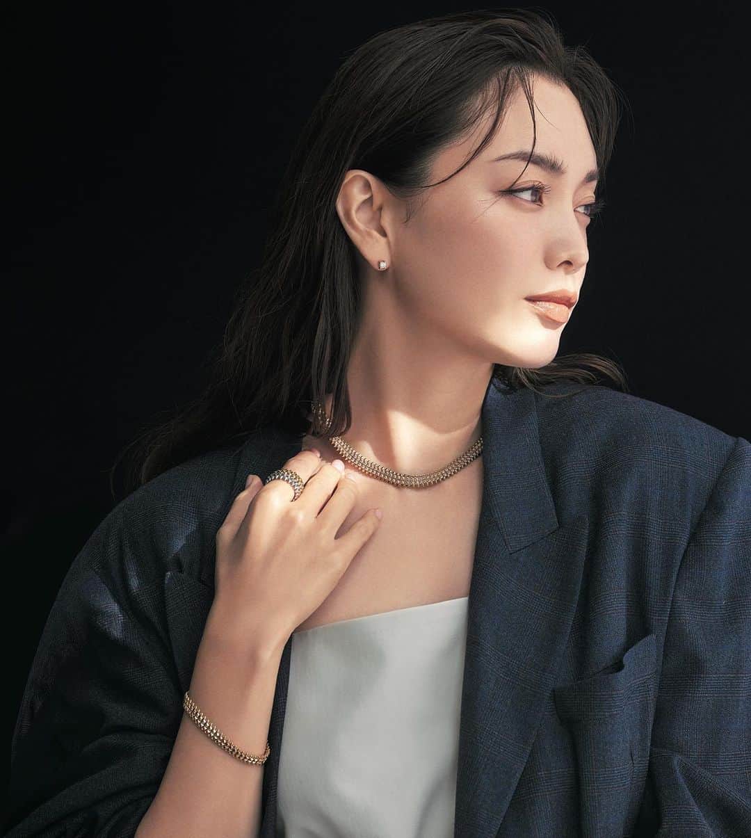 蛯原友里のインスタグラム：「. カバーモデルとして最初のSTORYの表紙は、 カルティエのジュエリーをまとって。  どんな女性になりたい？  強くて、しなやかに 遊び心を忘れず、自分らしく  身につけた時の高揚感が 新しい自分を教えてくれる。  そんな気持ちを、雑誌を通して これからもお伝えできればと 思っています。  #cartier #story」