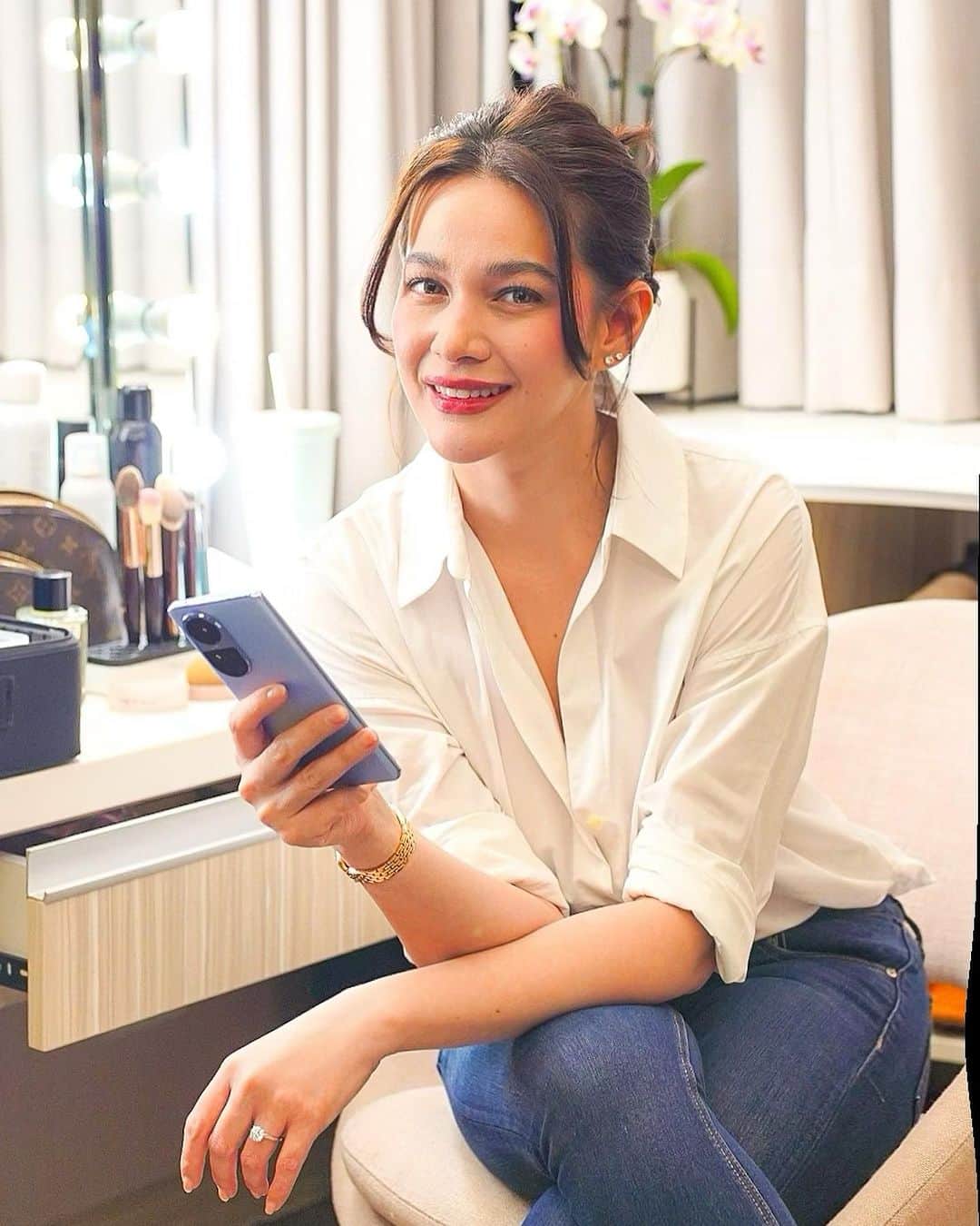ベア・アロンゾのインスタグラム：「It makes me very happy to have partnered with @officialbpi who walks the talk.  With BPI, there are so many ways that you can start being sustainable. Use their new digital banking app and paperless services for a start! With my busy schedule, I'm thankful that banking with them is very easy and that I get to do more in life wherever I am. Download the new BPI app today from Google Play or App Store! ❤️」