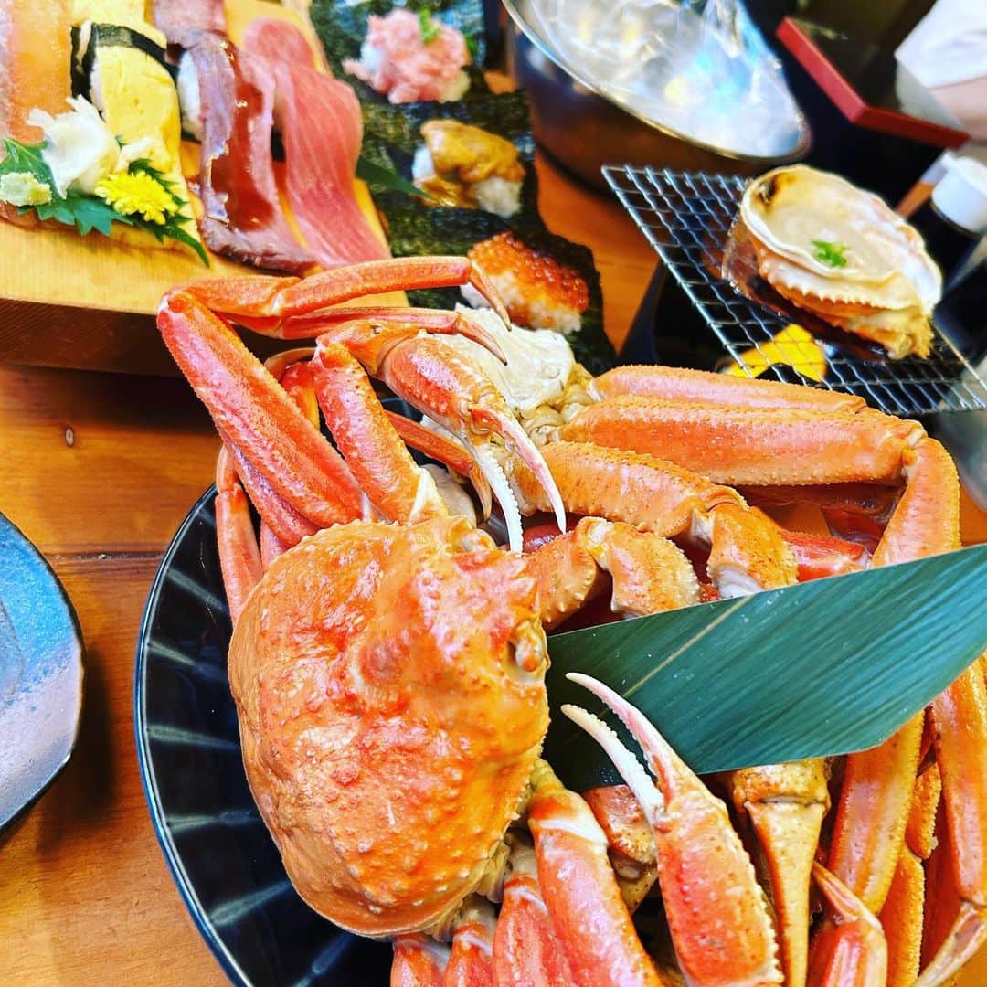 奥田修二のインスタグラム：「【ご褒美】  カニの食べ放題にいってきました。  自分的には、生態系に影響が出るくらいカニを食べてしまったと思っています。  海鮮への欲求が収まったので、次はジンギスカンの食べ放題に行きたいと思います。  #ガクテンソク  #夢のような食べ放題 #すし酒場フジヤマ」