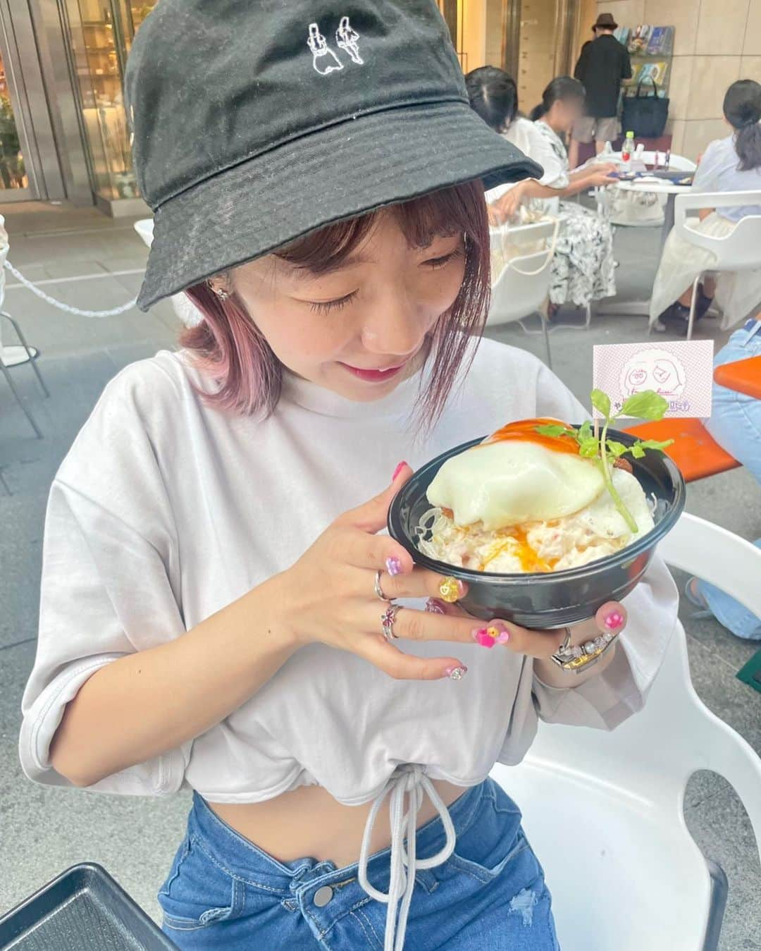 ぱいぱいでか美さんのインスタグラム写真 - (ぱいぱいでか美Instagram)「夏といえばキョコロヒー 東京キョコロめし . 念願の！サマステ！キョコロめし！食べました！ まじで全部食べたかったけど「キョコロ丼★月見カツポテ丼」にしました！ 日清やみつきオイルはカレーオイル🍛💛 これがめちゃ合ってて！めっちゃ美味しかったー！ カツのボリュームとポテサラの食べやすさもマッチしてるところに カレーオイルの風味がまとめてくれて 夏にぴったりでした🫶🏻🫶🏻🫶🏻 キョコロヒー大好き🤍💜 これからも月曜は大急ぎで帰る🤍💜 . #キョコロヒー #サマステ #summerstation #でか美ちゃん」8月23日 19時34分 - paipaidekami