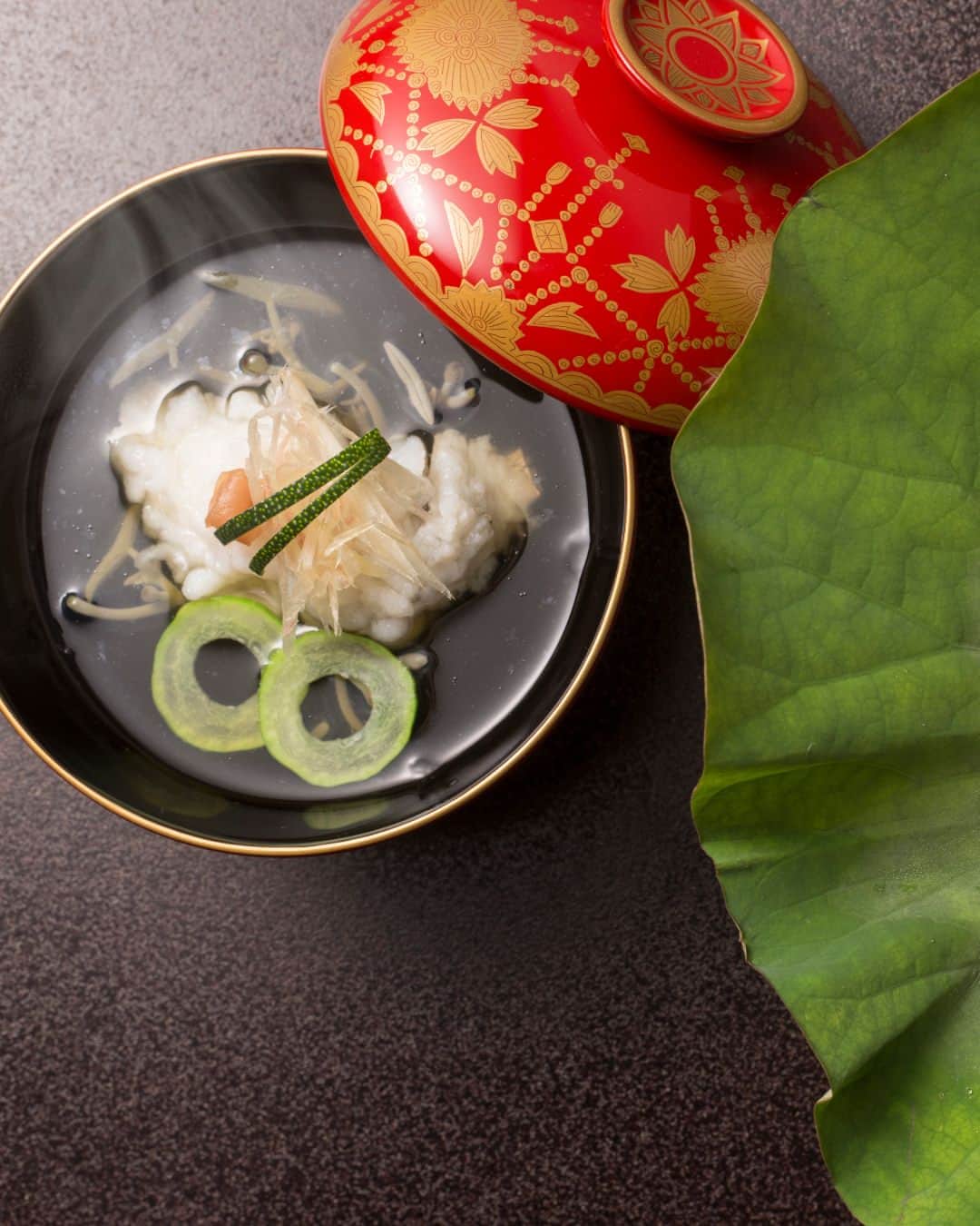 グランドハイアット東京のインスタグラム：「美しい彩りと繊細な盛り付けは、和食の魅力のひとつ。  オープンキッチンを設えた旬房では、四季折々の素材を使い大胆かつ繊細に仕立てることにより、五感を使ったお食事をご体験いただけます。  Japanese cuisine is beloved all over the world not only for its flavors, but also its vibrant colors and artistic presentation.   At Shunbou, you can enjoy a range of exquisite Japanese dishes with all five senses, courtesy of our charismatic open kitchen and specially crafted courses.   #グランドハイアット東京 #grandhyatttokyo #grandhyatt #hyatt #worldofhyatt #tokyo #roppongihills #和食 #日本料理 #japanesecuisine」