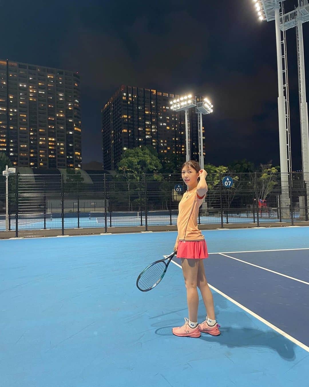 川又智菜美のインスタグラム：「夜景×テニス@有明 ⁡ 暑い日は夜テニスが気持ち良くて最高🫶 ⁡ でも汗はしっかりかきますね😂 あとどのくらいで涼しくなってくるのかな？？ 　 #テニス #テニス女子 #tennis #有明テニスの森」