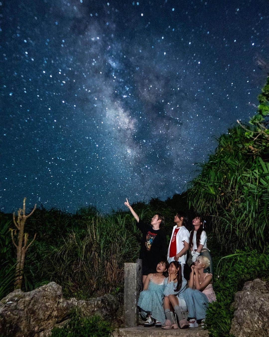 ほのぴすのインスタグラム：「星空が綺麗すぎて、プラネタリウムきたかと思ったのよwwww  それくらい本当にキレイだった😭🩷 ここはムイガーっていうところ！！！  でもムイガーじゃなくても、周りに明かりがないところならどこでも綺麗に見れると思う☺️🩷  宮古島の情報はハイライトに全部まとめてるから見てみてねぇ！！！  #宮古島旅行 #宮古島観光 #宮古島ブルー #宮古島ホテル #宮古島ドライブ #宮古島夜景 #夜景 #夜景スポット #夜景撮影」