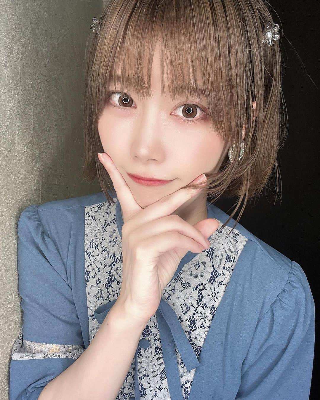 愛川こずえのインスタグラム：「この写真、 ライブ終わりでぱやぱやだけど🥲  8月のイベントラッシュに向けて @t_ushisan_eleanor さんに 髪を整えてもらってました☺️✨  ９月の舞台で暗い髪色にするので、 ８月は明るく！と思いブリーチに挑戦🥹 ブリーチ、全然痛くなくて感動しました🥹🥹✨  ライブでも髪色褒めてくれる人多くて 嬉しかったです🥰🥰」