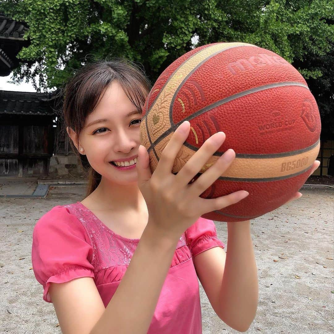 望木聡子のインスタグラム：「バスケW杯開幕まであと2日🏀 #中京テレビ と #メーテレ がタッグを組んで盛り上げます😆  東海エリアでの放送予定 25日(金)ドイツ戦…中京テレビ 27日(日)フィンランド戦…メ〜テレ 29日(火)オーストラリア戦…メ〜テレ  SNS動画では #岡田健太郎 アナとコラボさせていただきました。 ま〜〜わたしのどんくさいこと！ 岡田アナは爽やかです☺️✨  #バスケ #バスケットボール #バスケW杯 #メーテレ #アナウンサー #私服 #ピンク #アナウンサーコーデ #ポニーテール #ロングヘア #メーロメロアンバサダー #望木聡子」