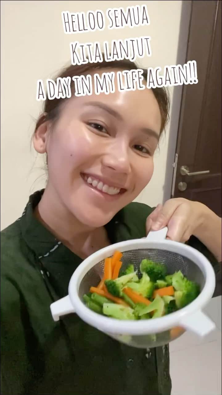 アユ・ティンティンのインスタグラム：「Holllaaaa kite a day in my life lg hehehhee 🫶🏻🥰 pade nonton ye lol🤪😝」