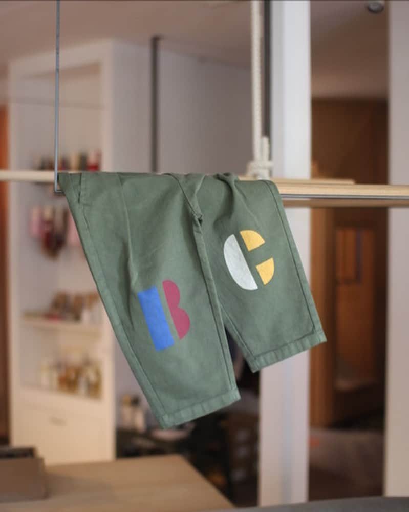 tocon (トコン) のインスタグラム：「BOBOCHOSES23AW Multicolor B.C chino pants  オールシーズン使えるチノパンツです 膝部分のカラーブロックのデザインが可愛い✨ ウエスト部分のボタンにもデザインが施されてあり、細かい部分までのこだわりを感じる1着です💓  本日、明日は店休日🏠 オンラインショップをご利用くださいませ🙇🏻‍♀️」