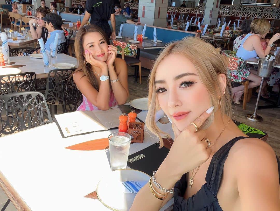 福王寺彩野さんのインスタグラム写真 - (福王寺彩野Instagram)「さなが来たよ🌺 @_genking_ 👱🏻‍♀️🌈💖 今回の滞在中4回くらい行った安定のモンキーポッド🫶ワイキキに出来たばかりで日本人が少なくて落ち着くし絶景✨✨ この日はリゾートワンピねって約束してたのに私うっかり @barbiethemovie × @zara で行ってしまった😇🤣 3枚目はプールにて👙🩷 #hawaii #sana #genking #monkeypod #waikiki #pool #bikini #zara #barbiemovie #ahkah #ハワイ」8月23日 19時35分 - ayano_fukuoji