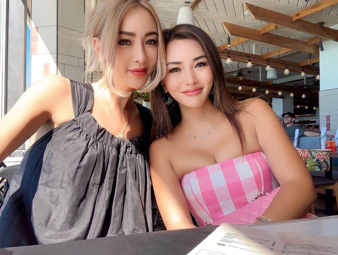 福王寺彩野のインスタグラム：「さなが来たよ🌺 @_genking_ 👱🏻‍♀️🌈💖 今回の滞在中4回くらい行った安定のモンキーポッド🫶ワイキキに出来たばかりで日本人が少なくて落ち着くし絶景✨✨ この日はリゾートワンピねって約束してたのに私うっかり @barbiethemovie × @zara で行ってしまった😇🤣 3枚目はプールにて👙🩷 #hawaii #sana #genking #monkeypod #waikiki #pool #bikini #zara #barbiemovie #ahkah #ハワイ」