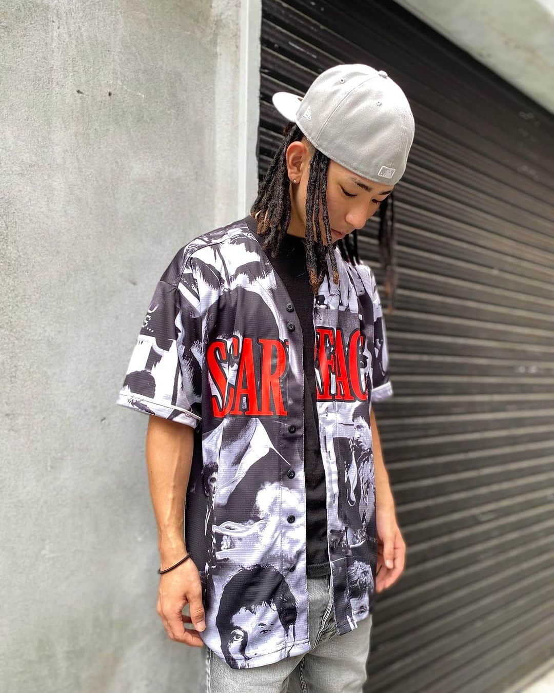 GROW AROUNDのインスタグラム：「NEW YORK発・大胆奇抜なデザインを得意とする「REASON CLOTHING」と名優アル・パチーノが主人公(トニー・モンタナ)として演じるクライム映画「SCARFACE」のオフィシャルコラボレーションが実現しました。  新たにBASEBALL JERSEYが入荷、WEB UP完了致しました‼️  夏はTシャツと、秋冬はHOODYの上からなどオールシーズン使えるアイテムです🔥」
