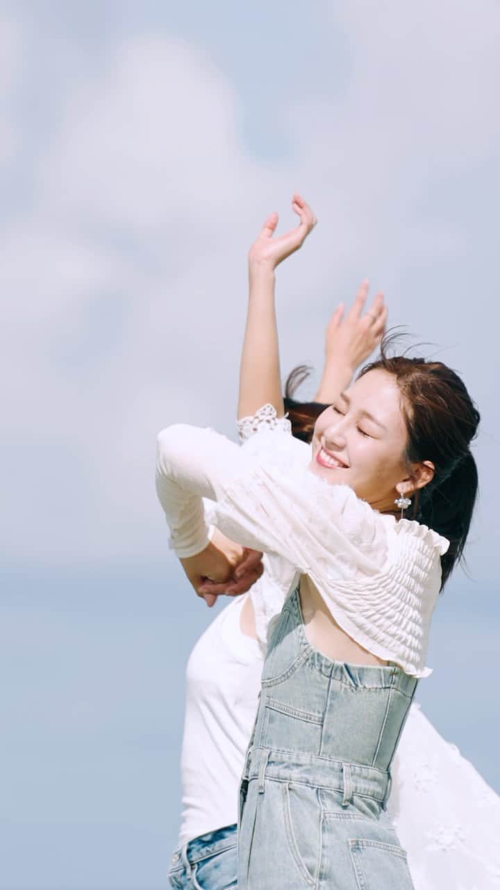 かーなーのインスタグラム：「【新曲】  8月18日リリース「裸足のSummer Day!!feat.珠恵」 みんな聴いてくれたかな〜？🎧❤️‍🔥❤️‍🔥 姉妹での初コラボ曲。  みんなにとって、今年の夏のBGMになりますように！🌺  feat. 🎤 @iam_tamae  🎥 by. @kazu_ocean17  📸 by. @kohei__toma  assistant @kaito_528  assistant @x.riku.x   #奏絵」