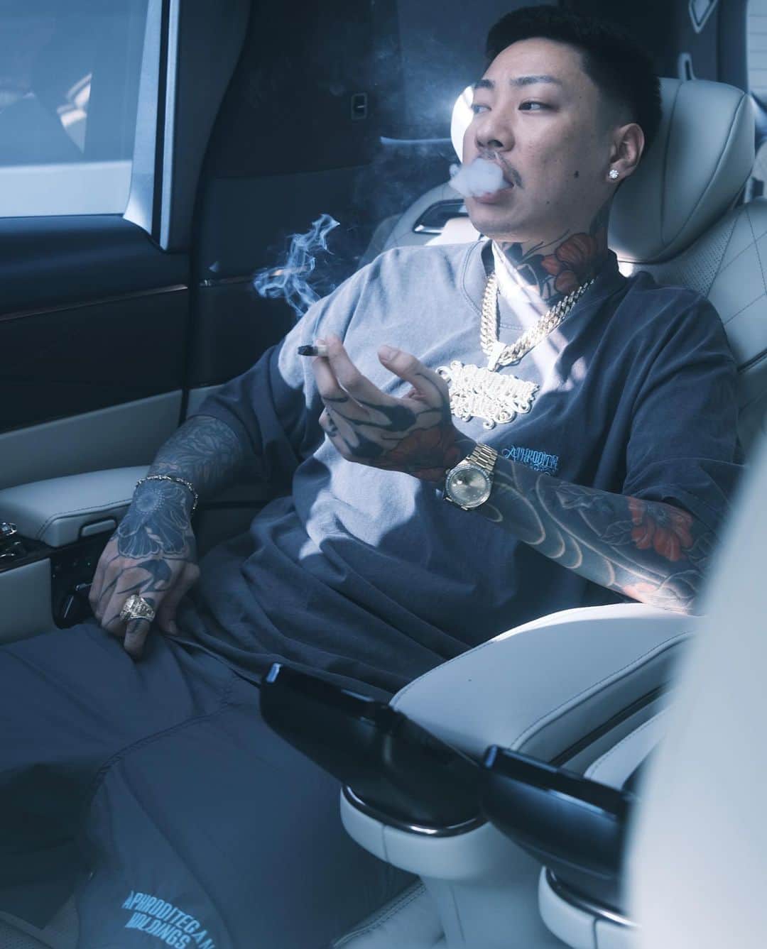 賽 a.k.a. BADSAIKUSHのインスタグラム：「新しい車手に入れた😅  功貴ありがとう😁」