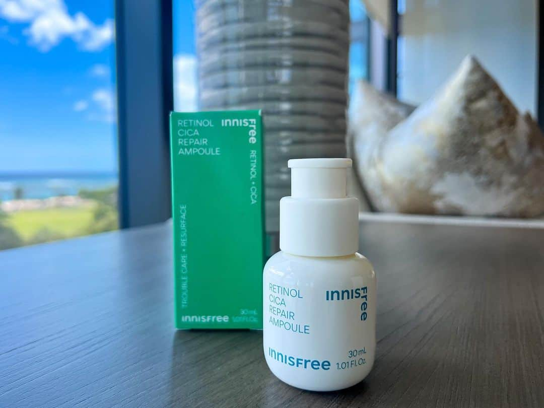 三好ユウさんのインスタグラム写真 - (三好ユウInstagram)「以前から使用中の @innisfreejapan レチノール シカ リペア セラム💆‍♀️旅にも持参中です✈️ ⁡ ⁡ レチノールは紫外線が強い土地では避けがちですが イニスフリーは低刺激処方*の 毎日使えるレチノール美容液なので安心感があります◎ ⁡ ⁡ レチノール(整肌成分)とシカがWで配合。　 ピリつき感もなく優しい使い心地なので 首に塗っても痒みも出る事なく気に入っています。 ⁡ ⁡ ⁡ 昼間はこの上から日焼け止めもしっかり塗って使用中🏝️ リブランディングに伴いパッケージも よりスタイリッシュにリニューアル✨  ⁡ ⁡ ⁡ イニスフリー店舗・公式オンラインストア 各公式モール・LOFT・アットコスメストア一部店舗で 購入可能です。 *低刺激テスト済み/自社調べ ⁡ ⁡ ⁡ ⁡ ⁡ #innisfreejapan #イニスフリー #レチノールシカリペアセラム #レチノール #韓国コスメ #ベスコス #ベストコスメ#アラフォー美容#タビジョ#skincare#beauty #japanese #粉我#좋아요환영 #lips #pr」8月23日 19時37分 - yuu_5240