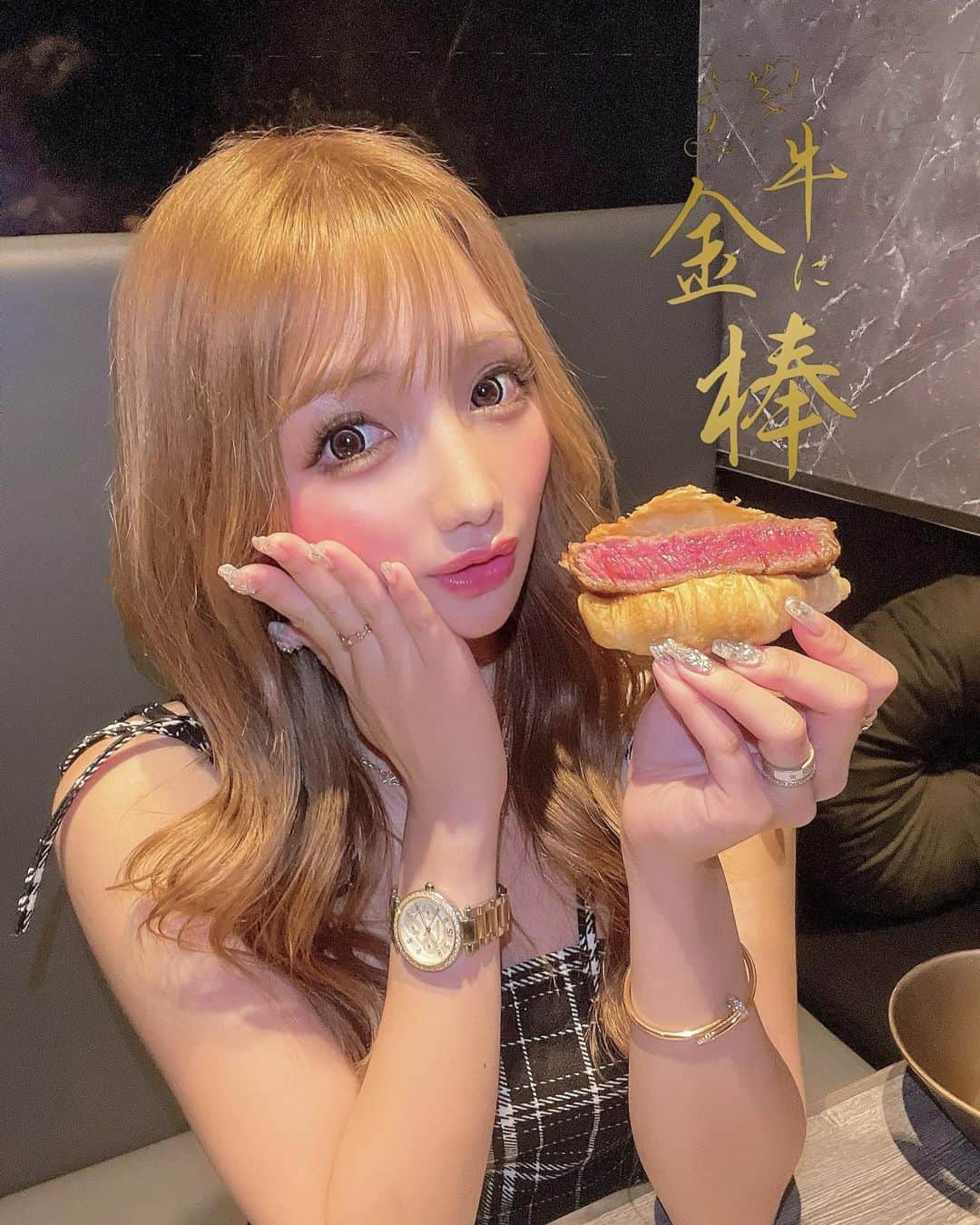 まゆぴちゅーのインスタグラム：「バズること間違いなしな 麻布十番の焼肉屋さん🐄💓‼︎  気になってた『牛に金棒』さんに 先日初めて行ってきましたー😍😍  ▶︎ @ushinikanabou_azabujuban   気になってたのがこの１枚目に手に持ってる “ヒレワッサン”！！！！✨✨✨  ヒレカツサンドならぬ クロワッサンで挟んだヒレワッサン🩷🩷  これがまじもうたまらなく美味しかった🥹💓  他にも、タンは3種類出してくれて 味付けも3種類でトリュフバターとかあったり🧈✩  〆の炊き込みご飯は季節に合わせたもの使ってて、 今は和牛×鰻×とうもろこし×牛蒡って 最強な組み合わせのご飯で〆れました🫶🏻🩷🩷  焼肉屋さんのコースって何かしら何品か 美味しくないのとか微妙なのあったりするけど笑、 ここはコースの最初から最後まで全部　 美 味しすぎたぁぁぁあ🥺🥺💓💓💓💓  お店も全個室だし、麻布十番から駅近で 夜の子は同伴とかにももってこいな 映えでおしゃれで美味しい焼肉屋さんでした♡ . . 『牛に金棒　麻布十番』 🏷️ @ushinikanabou_azabujuban  📍 東京都港区麻布十番2-13-10 SK麻布十番ビル 2F . . . #麻布十番グルメ #麻布十番ディナー #牛に金棒 #牛に金棒麻布十番 #焼肉デート #焼肉ディナー #焼肉グルメ #肉スタグラム #お肉好きな人と繋がりたい #焼肉好きな人と繋がりたい #ヒレワッサン」