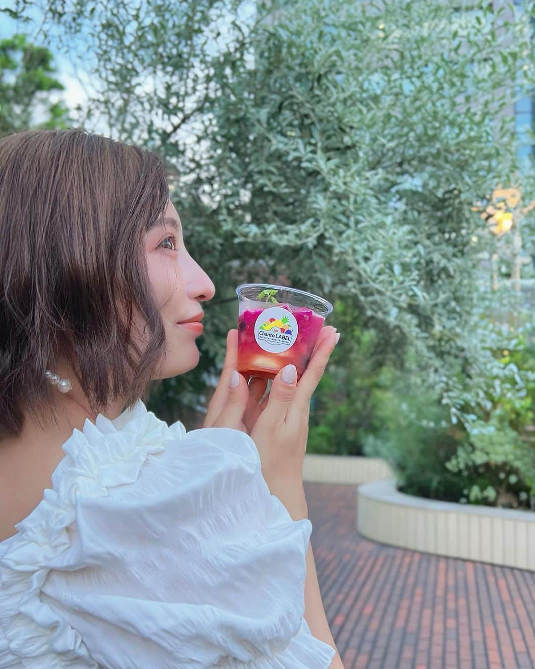 和希詩織のインスタグラム：「ご褒美フルーツな期間限定カフェ🍇🫐🥭🍌 『Dole"ちゃんと"フルーツスマイルスタンド』のカフェにDoleからのご招待でお邪魔してきたよ✨ . . . Dole( @dole.sunshine.jp )の加工食品は 「添加物を種力使わずに"ちゃんとつくってるから、ちゃんとおいしい"」だから健康にも美容にもいい美味しいフルーツが食べられるカフェだよ🍇✨  . . . しかも厳選されたハイクオリティなフルーツを使用していて👑 砂糖不使用のチョコレートでフルーツをコーティングしたフローズンデザートの 『MY Dole Dippers』✨ . . フルーツや果汁を含めて砂糖不使用の自分好みにカスタマイズできるフルーツカップの 『MY Fruit Cup』✨ フルーツそのものの甘味やみずみずしさが体に染み渡る👼 体に優しい食べ物ってやっぱり素敵で推せる🧡 . . . . 見た目も可愛いし🌸 メニューもカスタマイズできて楽しい😆 . . . 私は今回は↓ ☑シャインマスカット➕フリーズドライフランボワーズ ☑バナナ🍌➕ブルーベリー🫐➕ドラゴンフルーツ➕炭酸🫧 にしたよ🙆‍♀️ . . 炭酸にフルーツでめちゃくちゃフルーツポンチぽくてドラゴンフルーツの爽やかでみずみずしさに感動✨ . . 🎁素敵なプレゼント🎁 Doleフルーッスマイルバークでのバナナの量り売り体験ラベル提示でMYDole Dippersのトッピング1種類もしくは、 MYFruit Cupの炭酸追加サービスだよ🌟 🎁Twitter or Instagramのフォロー&「#フルーツでスマイルを」投稿でDoleオリジナルシールプレゼント🎁  . . 期間限定でこの店舗でのみでしか味わえないから行ってみてほしい✨ _ _ _ _ _ _ __ __ __ ___ ____ #Doleちゃんとフルーッスマイルスタンド  📍ITOCHU SDGS STUDIO星のキッチンはなれ 🗾東京都港区北青山2丁目  🚃外苑前駅  🗓️2023年8月26日(土)〜8月30日(水)  🕚 11:00〜18:00 _ _ _ _ _ _ __ __ __ ___ ____ .  .  . . .    #Doleちゃんとフルーッスマイルスタンド #MYFruitCup #MYDoleDippers #itochusgsstudio #外苑前 #dole #ドール #ChatoLABEL #ちゃんとラベル #フルーツでスマイルを #イベント情報 #期間限定 #pr #カフェめぐり #おでかけスポット」