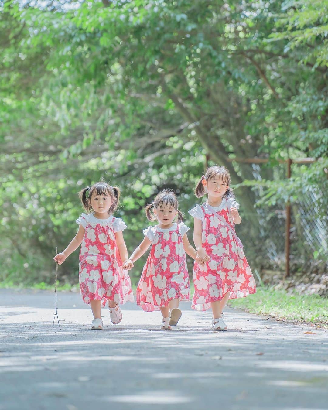ひろぴーファミリーのインスタグラム：「【夏休みももう終わり】  あと少しで8月も終わり…少しでも楽しんでもらうためにこの夏はたくさん投稿させてもらいました😊✨  かなりキツかったけど…コメントやDMで励まされました🥹✨  しかしこの写真…となりのトトロ感が半端ないw  パパ…漢 ひなた…さつき ひまり…メイちゃん ひより…まっくろくろすけ ママ…トト…あ。サツキとメイのお母さん  いい映画撮れそう🎞️  こちらの写真は（ @ponchan.photographer )写真技術は当たり前のこと…子どもの笑顔を引き出す天才です🙇‍♂️  是非、みんなも撮ってもらってみて〜📷  #2歳児#子どものいる暮らし#子どものいる生活#3歳児#5歳児#3姉妹#育児#子育て#キッズファッション#姉妹コーデ#姉妹リンクコーデ#キッズコーデ#ファミリーリンクコーデ」
