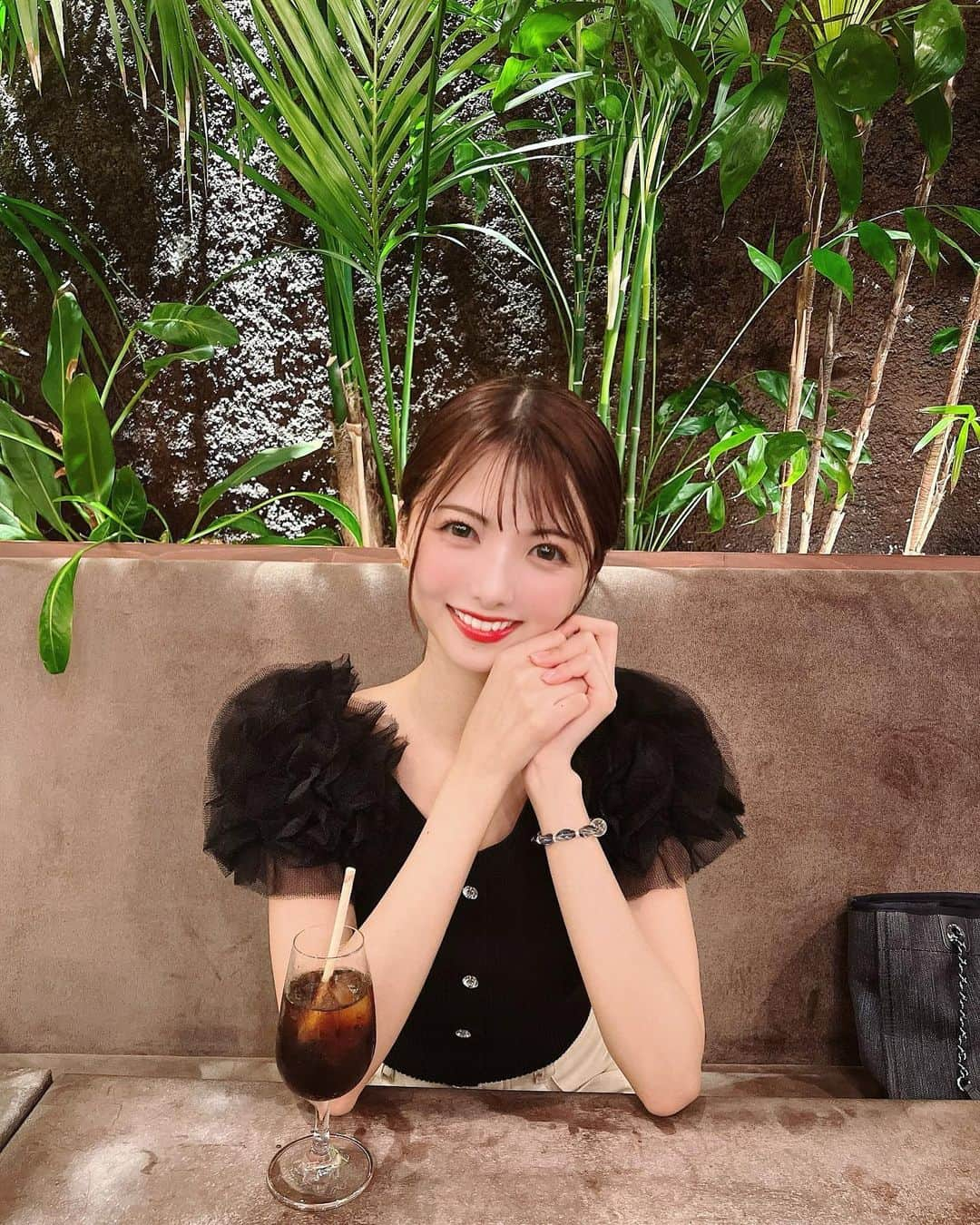 岡田栞奈のインスタグラム：「8月ももうすぐ終わりですね🌱  今、目標に向かってコツコツ進んでいて 9月がもうすでにワクワクなかんなさんです☺️💕 頑張っていることがあると 時間過ぎるのって早いですよね。。。。  残りの2023年が一瞬で終わりそうな予感(笑)  #カフェ #ランチ #デート  #happy #🌿」