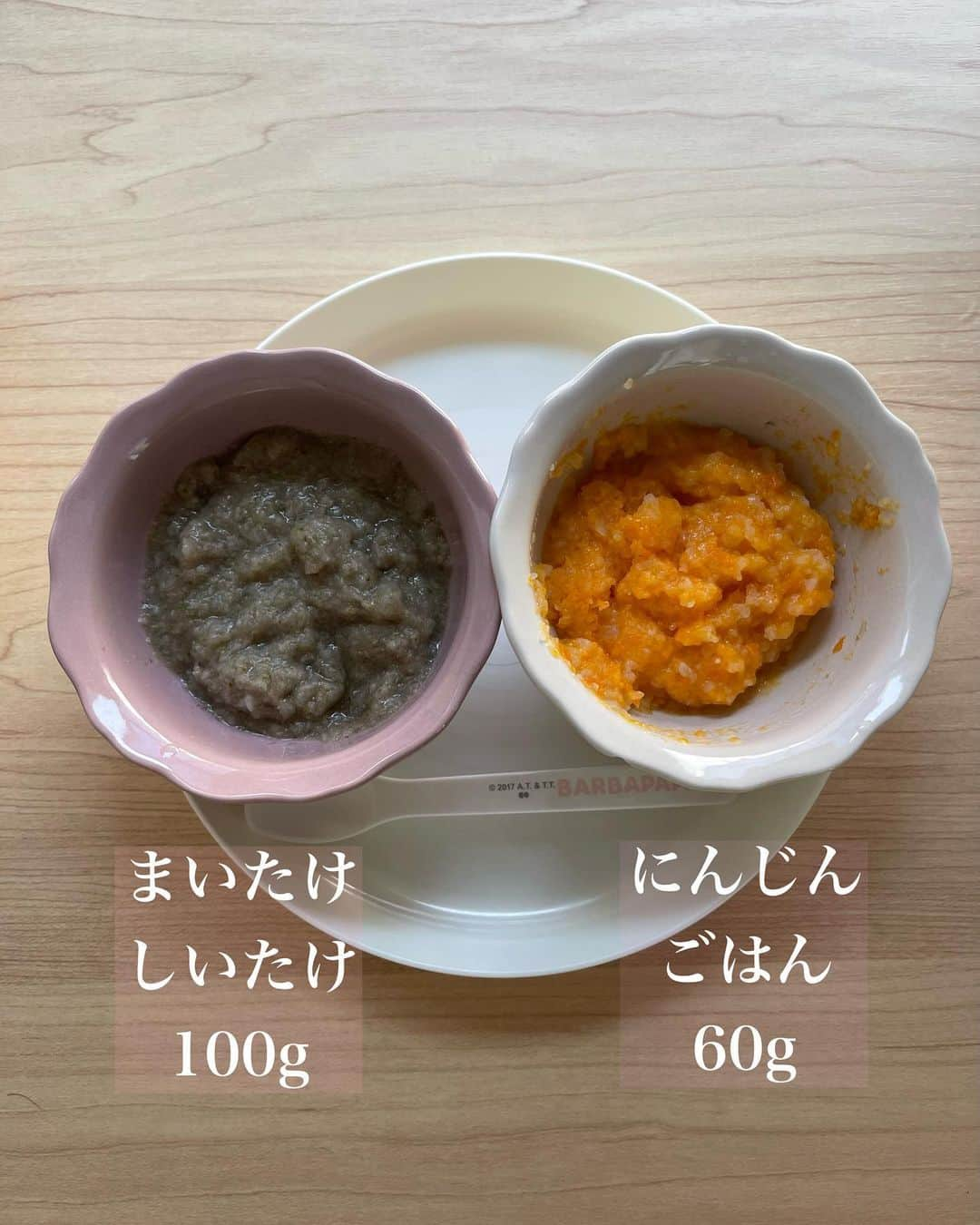 りえさんのインスタグラム写真 - (りえInstagram)「離乳食について🥕 めちゃくちゃズボラなので、ズボラ離乳食！  食材は全部、茹でたらブレンダーにイン🥕 ただそれだけ、、笑 しかも一品一品あげるのも時間かかるから、ALLイン笑  一回で沢山の食材食べれるしまぁいっか の精神👸🏻☝🏼  最近はずっと2回食でたべたがれば その分あげてます！  卵と乳がアレルギーだからまだそこはおやすみ中👻  参考になれば嬉しいなぁ  #離乳食#離乳食初期#離乳食記録 #離乳食メモ #女の子ベビー#生後7ヶ月」8月23日 19時51分 - ririri060800