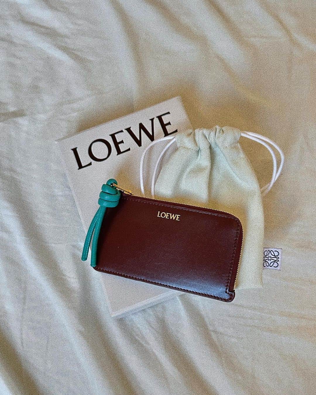 katomari. カトマリのインスタグラム：「この前のLOEWEでのお買い物。 前から欲しかったカードホルダー。  えぐちとお買い物してた時 ふらっと入店してみたら、新作が出ていたみたいで バーガンディーのカラーに一目惚れ🍷♡  半期自分へのご褒美💸 自分の機嫌は自分で取る。 自分で自分褒めることも大事〜。  大切に使おう🫶🏻  ちなみに勿体無くてまだおろせてない。笑  #loewe #ロエベ #ロエベカードケース  #カードケース #カードホルダー」