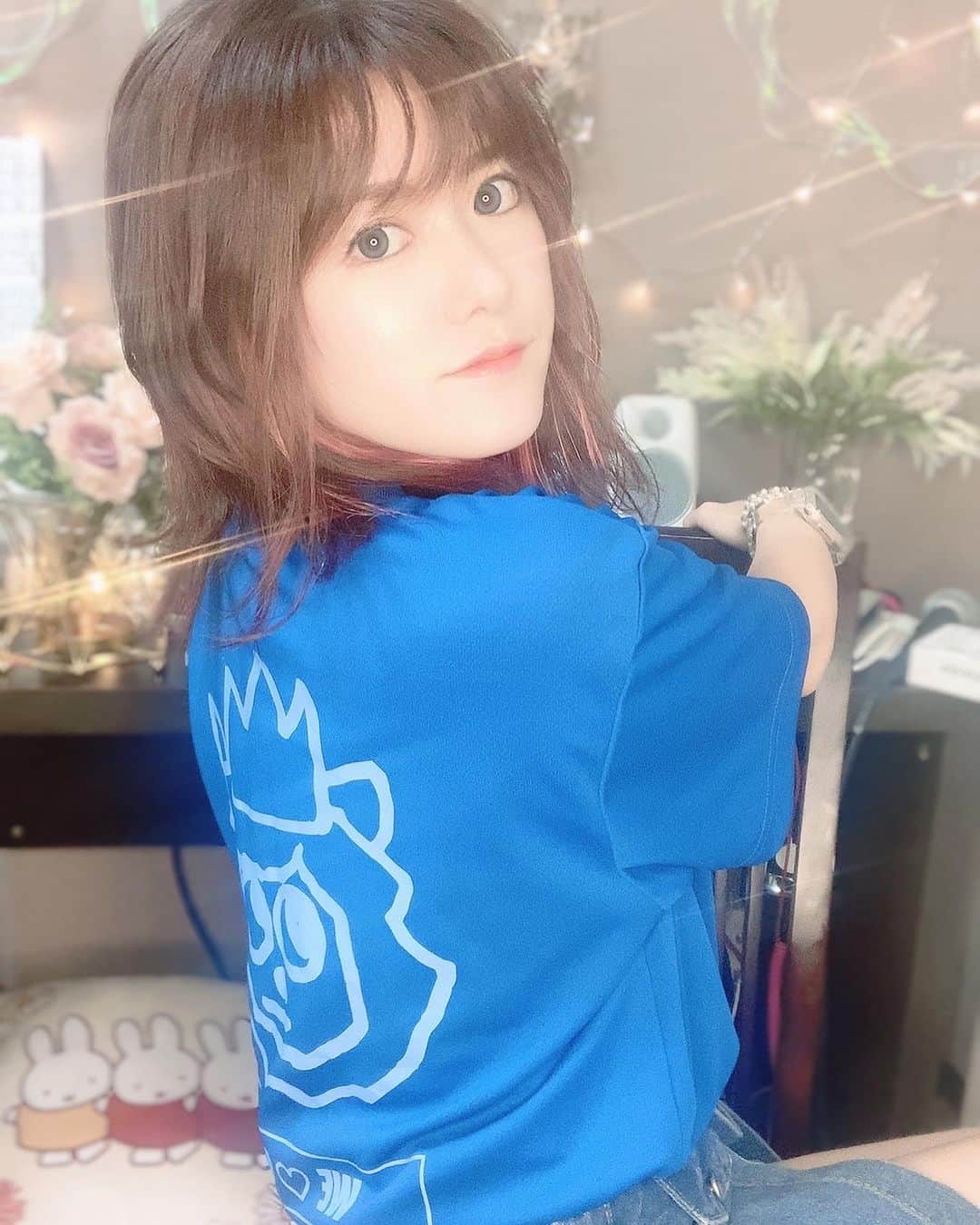 AIMIのインスタグラム：「New Goods T-shirtがかわちい🫶💖  🛍https://aimi.theshop.jp/  #AIMI #AIMI2023Birthday企画 #オリジナルグッズ　#限定」