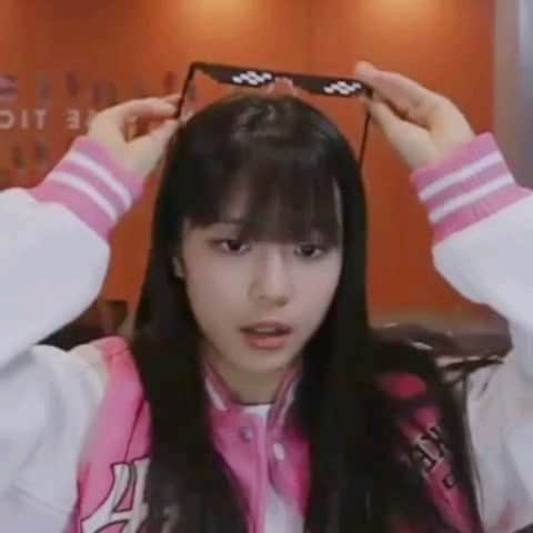 のインスタグラム：「@sbs_universeticket_official by @get_regrammer 유니버스 네컷📸 소녀들이 인생샷 찍는 방법😎.mp4  #황시은 #HWANGSIEUN #유니버스티켓 #universeticket #SBS #fnfentertainment」