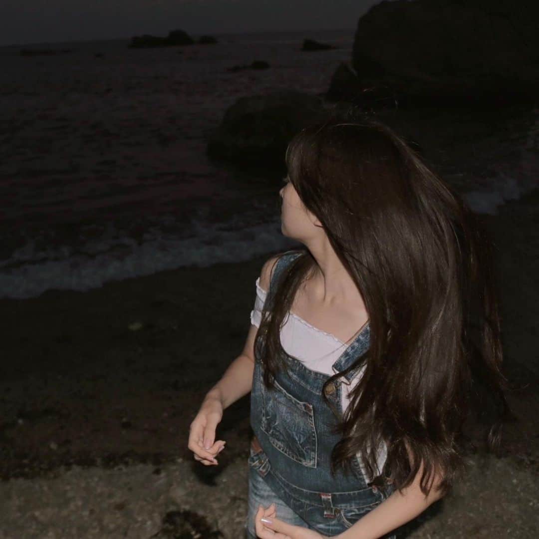 前野えまさんのインスタグラム写真 - (前野えまInstagram)「砂に書いた名前消して ・ ・ #海  #夜の海  #真夏の果実   #sea  #seaphotography  #nightphotography  #summer  #summermemories  #summerphotography  #girlportrait #actress #actor #girl #photography #portrait #japanesegirl #portraitphotography #daily_phot_jpn #japan_daytime_view」8月23日 19時59分 - maeno_ema