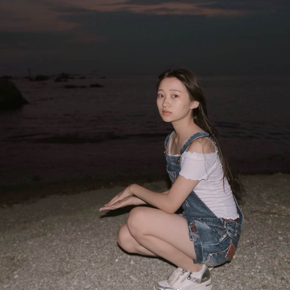 前野えまのインスタグラム：「砂に書いた名前消して ・ ・ #海  #夜の海  #真夏の果実   #sea  #seaphotography  #nightphotography  #summer  #summermemories  #summerphotography  #girlportrait #actress #actor #girl #photography #portrait #japanesegirl #portraitphotography #daily_phot_jpn #japan_daytime_view」