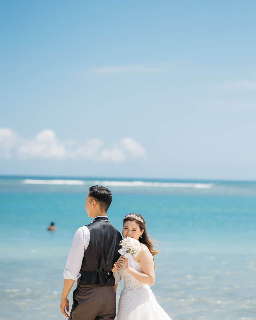 ファーストウエディング公式 ハワイウエディングのインスタグラム：「. ≪Hawaii/フォトツアー≫ Ala Moana Beach Park  ▽Special Thanks… photo　@katabirayuta  make　 @hawaiihairmake_aki   ＝＝＝＝＝＝＝＝＝＝＝＝＝＝＝＝＝＝＝＝＝＝ ■会場詳細・コーディネーターブログ・各種キャンペー ン 　資料請求、ご来店、オンライン相談は 　プロフィール欄のLinkよりご覧ください！ ＝＝＝＝＝＝＝＝＝＝＝＝＝＝＝＝＝＝＝＝＝＝  #FIRSTWEDDING #ファーストウエディング #リゾートウェディング #リゾート婚 #ハワイ挙式 #リゾート挙式 #フォトツアー #アラモアナビーチフォト #リゾ花 #家族婚 #2023夏婚 #2023秋婚 #2023冬婚 #2024春婚 #2024夏婚 #プレ花嫁 #プレ花嫁さんと繋がりたい #ハワイ旅行 #ハワイ好きな人と繋がりたい #ハワイ観光 #hawaii #hawaiitrip #hawaiiwedding #wedding #weddingphotography #bouquet #alamoanabeach  #ハワイウエディング #ハワイウェディングフォト」