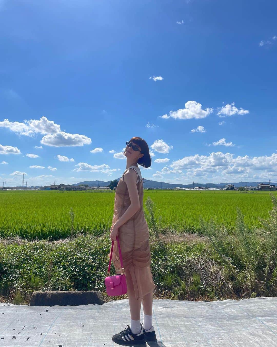 藤本林花美愛のインスタグラム：「夏の思い出 in 栃木  まるごと桃のパフェをいただいて お腹も心も幸せ〜〜🍑🫠✨  Dress: @moussyofficial  Bag: @charleskeithofficial @charleskeith_jp  Shoes: @adidasoriginals  Sunglasses: @emoda_official」